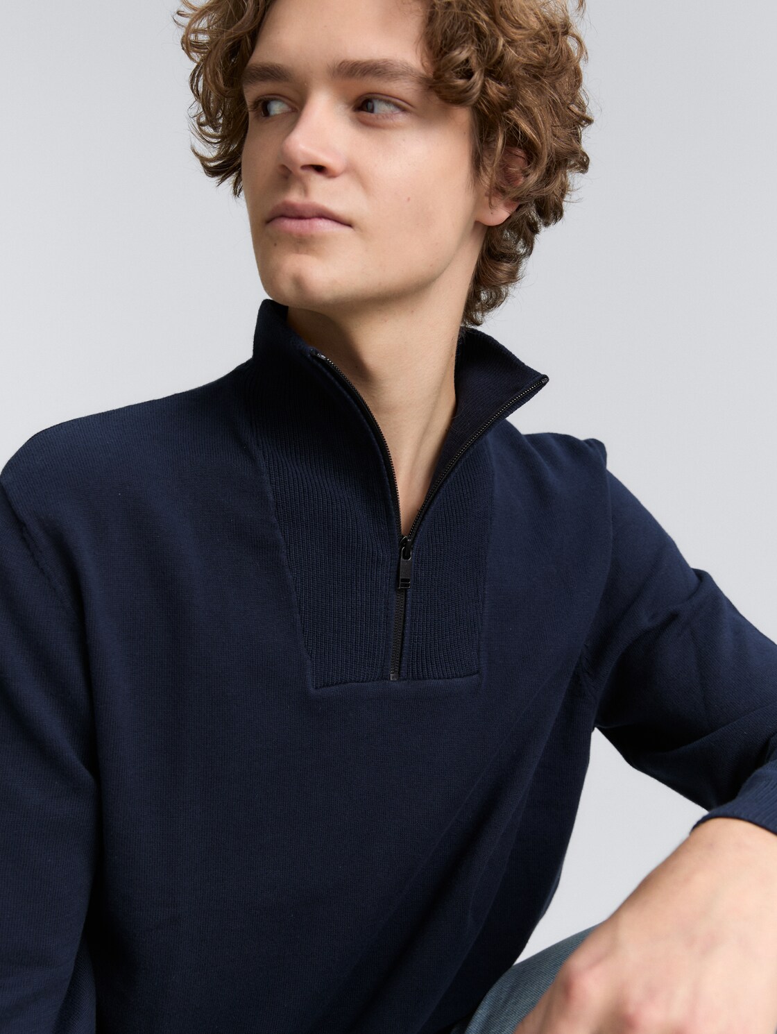 Troyer Strickpullover aus Baumwolle - sky captain blue - Detail-Model-Ansicht