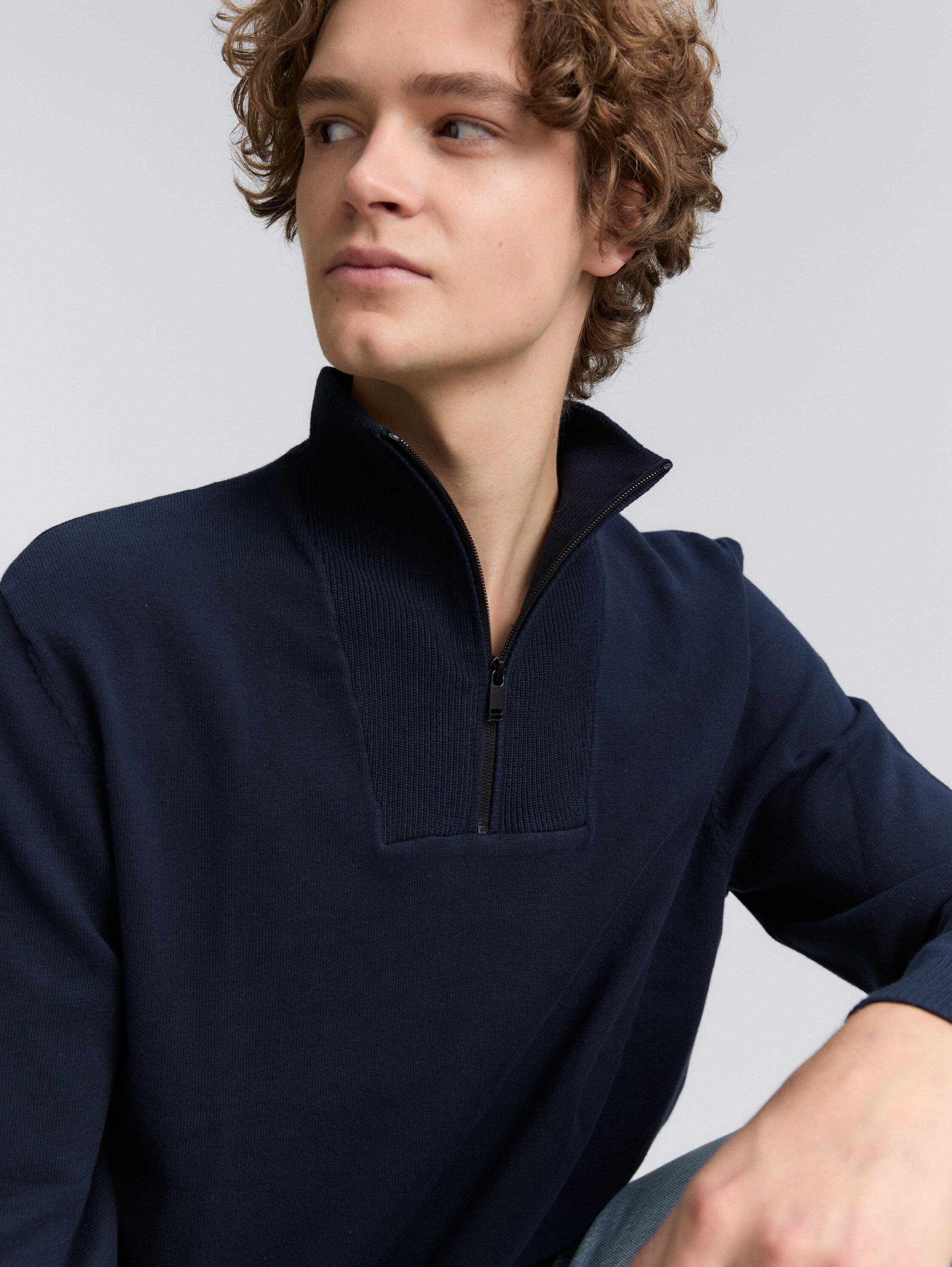 Troyer Strickpullover aus Baumwolle - sky captain blue - Detail-Model-Ansicht