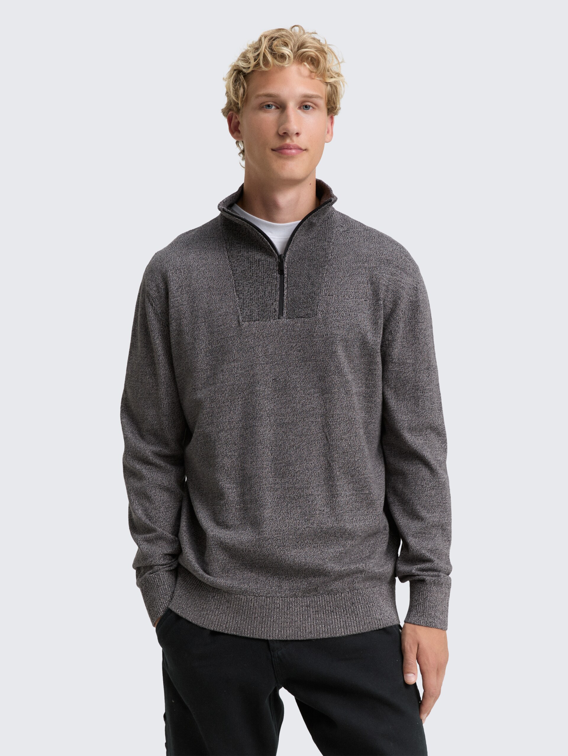 Troyer Strickpullover aus Baumwolle - Black Grey Mouline - Ausschnitt Model-Vorderansicht