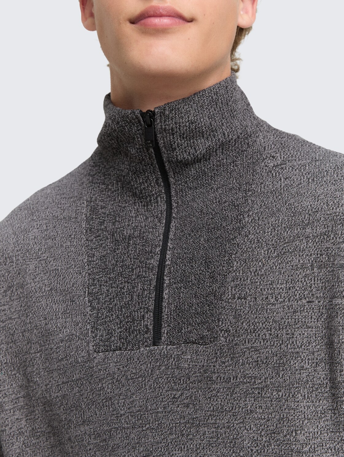 Troyer Strickpullover aus Baumwolle - Black Grey Mouline - Detail-Model-Ansicht