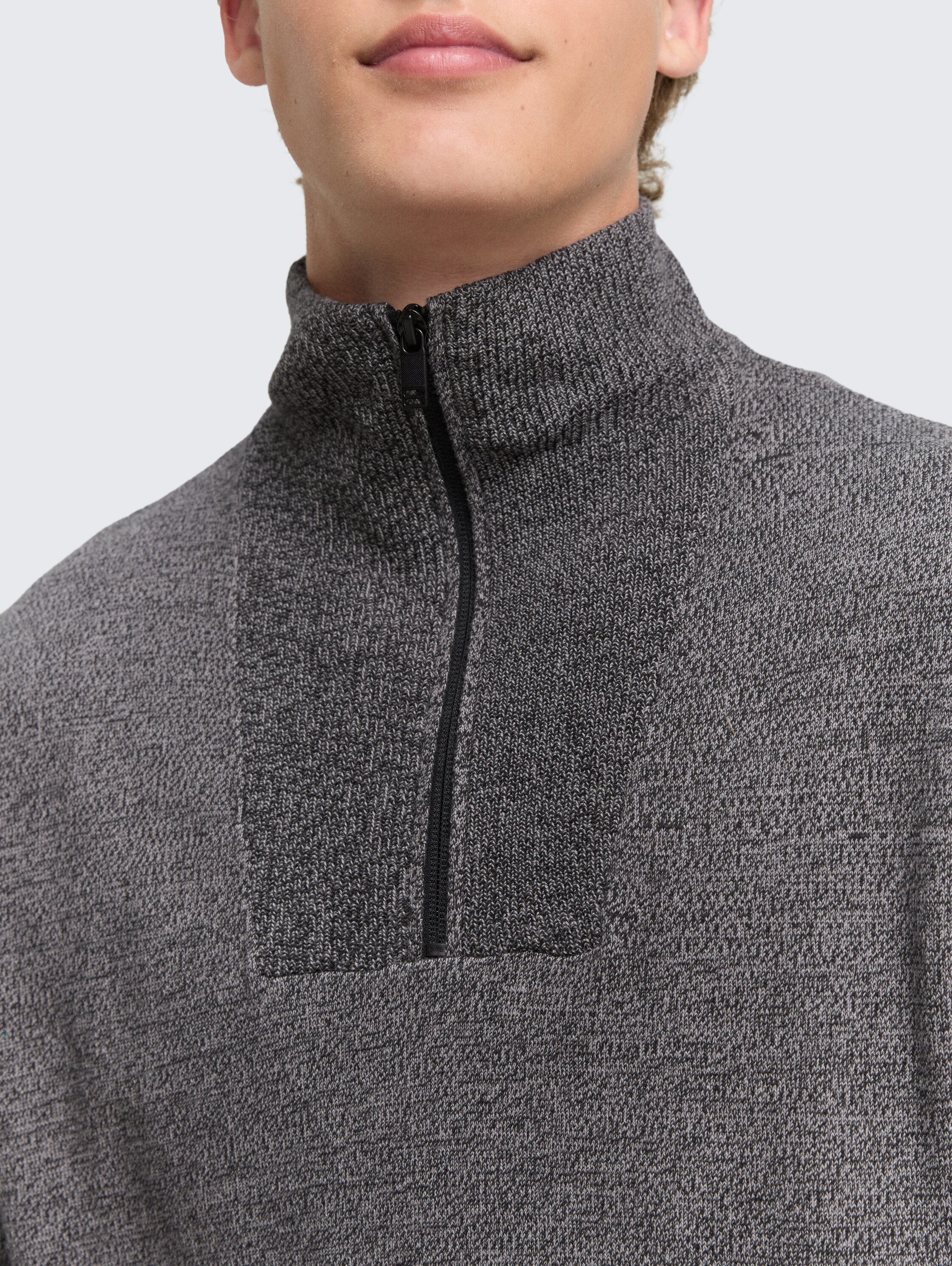 Troyer Strickpullover aus Baumwolle - Black Grey Mouline - Detail-Model-Ansicht