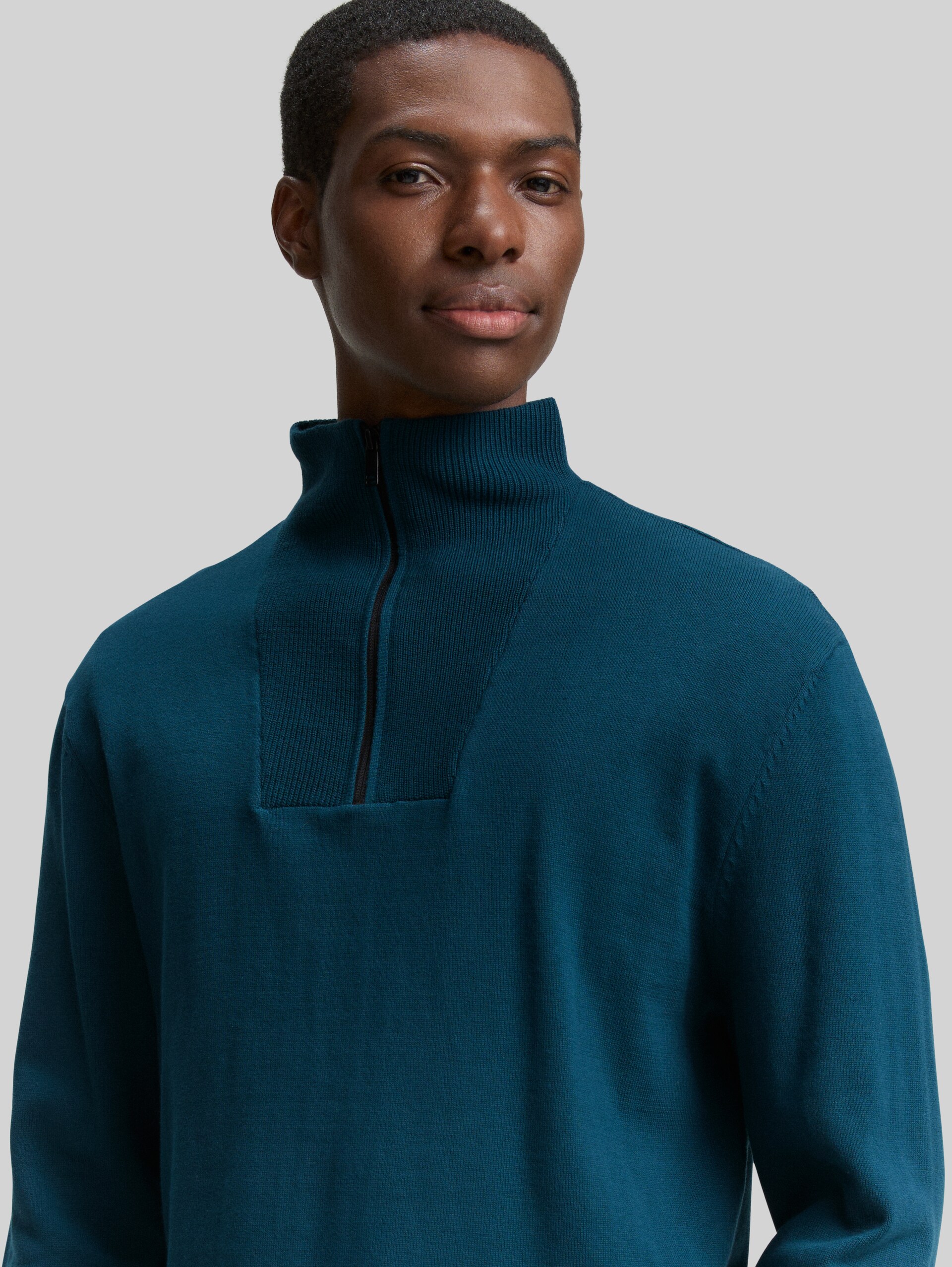 Cotton troyer knit jumper - deep pond green - Detail model view