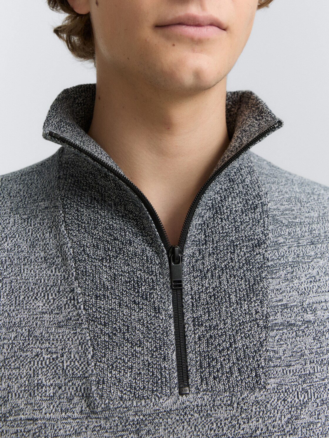 Troyer Strickpullover aus Baumwolle - navy white mouline - Detail-Model-Ansicht