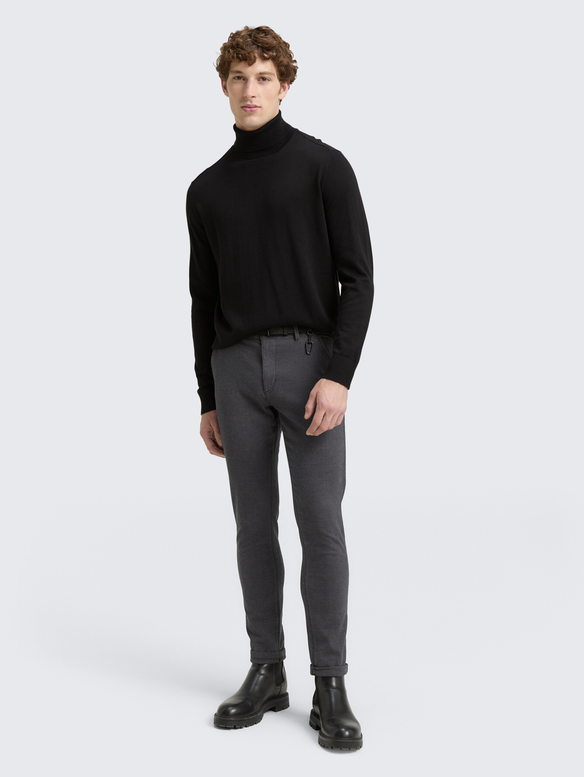 Rollkragenpullover aus Baumwolle - Night Watch Black - Model-Vorderansicht