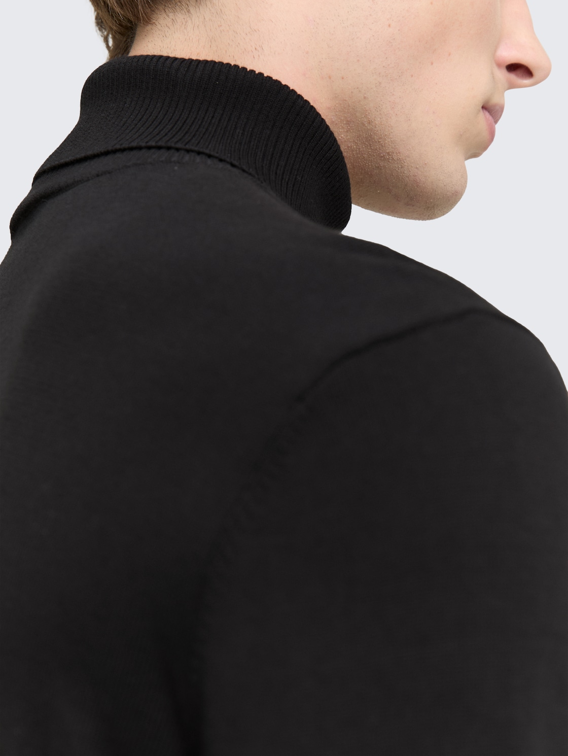 Rollkragenpullover aus Baumwolle - Night Watch Black - Detail-Model-Ansicht