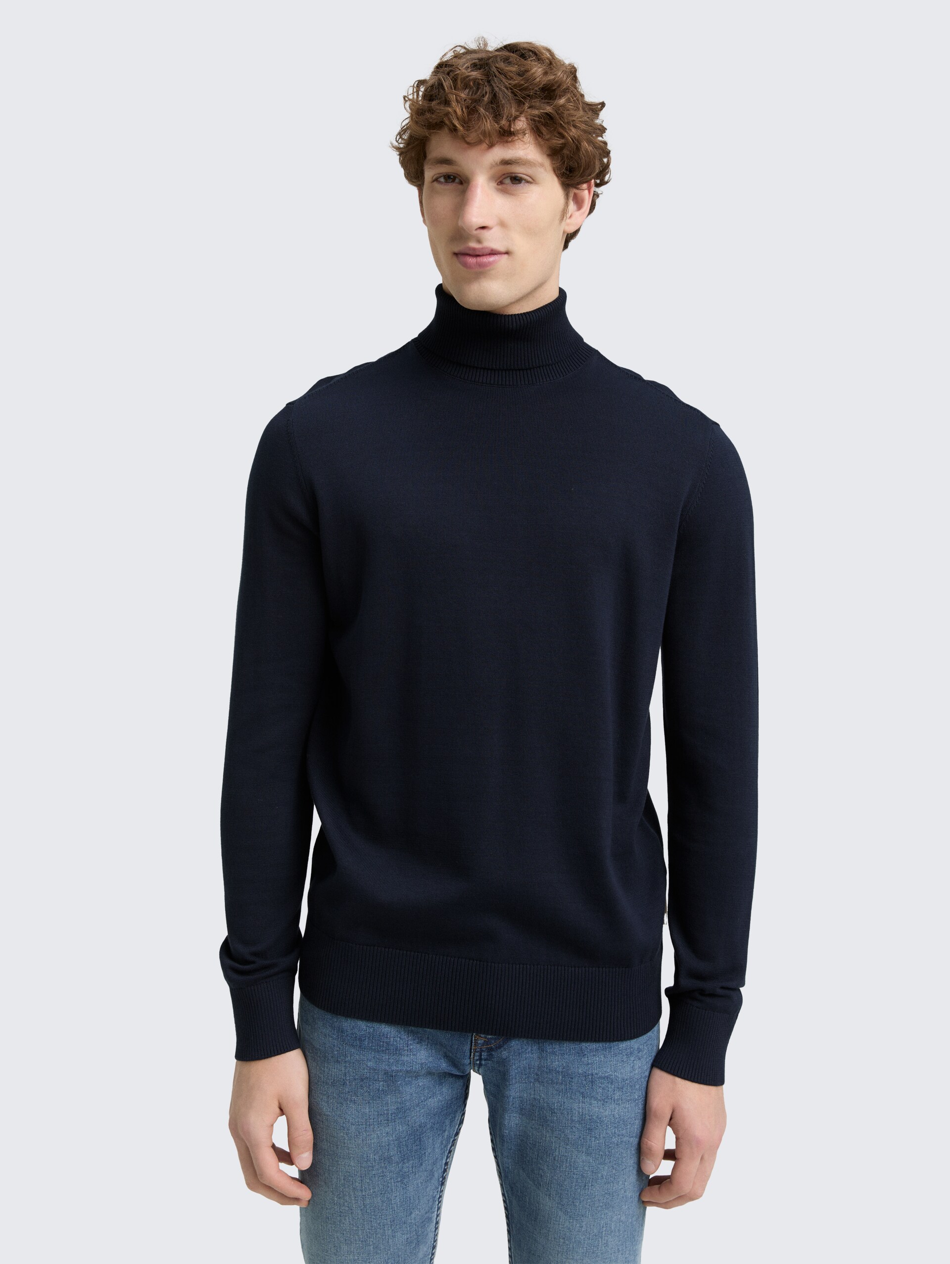 Rollkragenpullover aus Baumwolle - sky captain blue - Ausschnitt Model-Vorderansicht