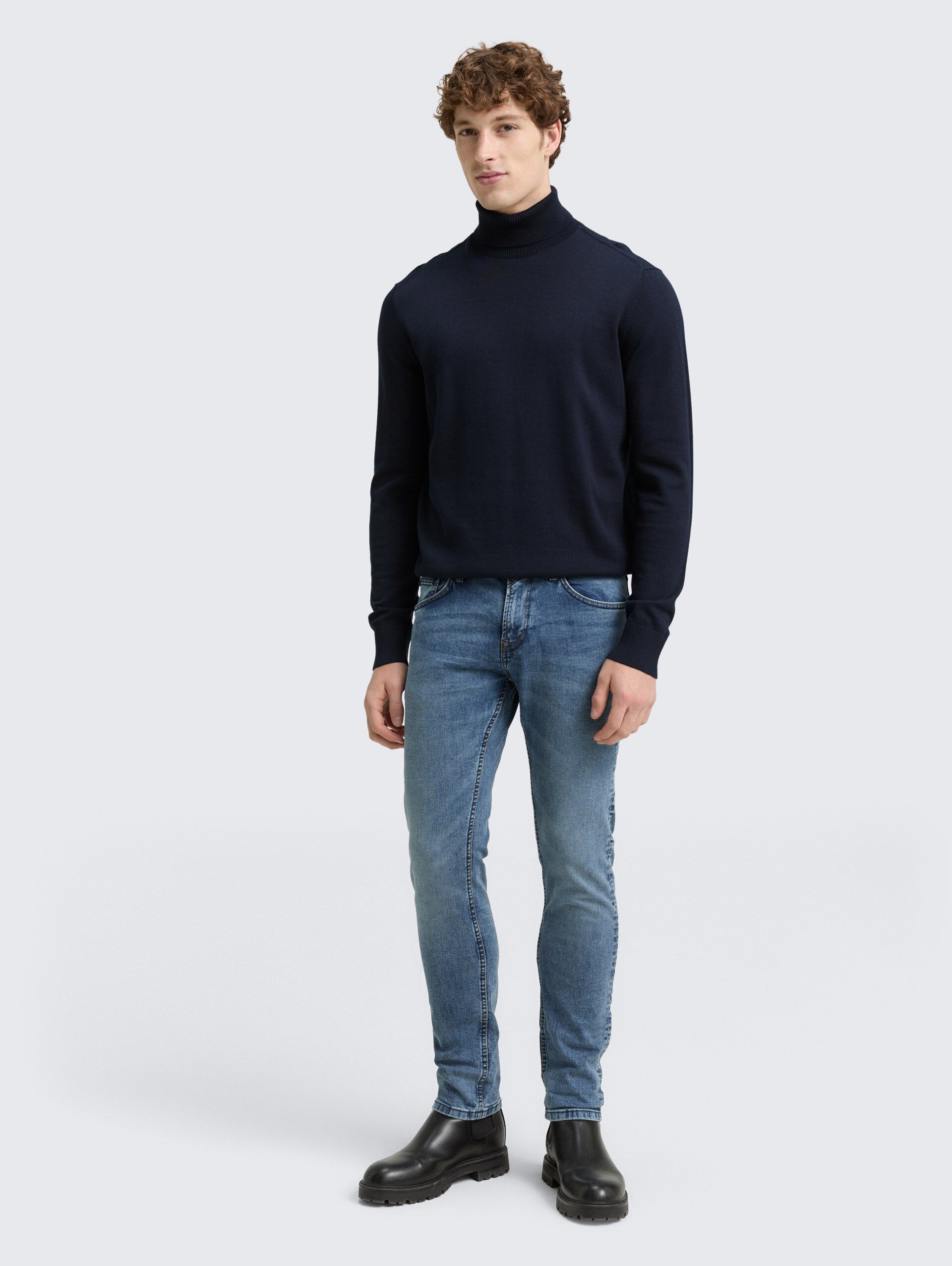 Rollkragenpullover aus Baumwolle - sky captain blue - Model-Vorderansicht