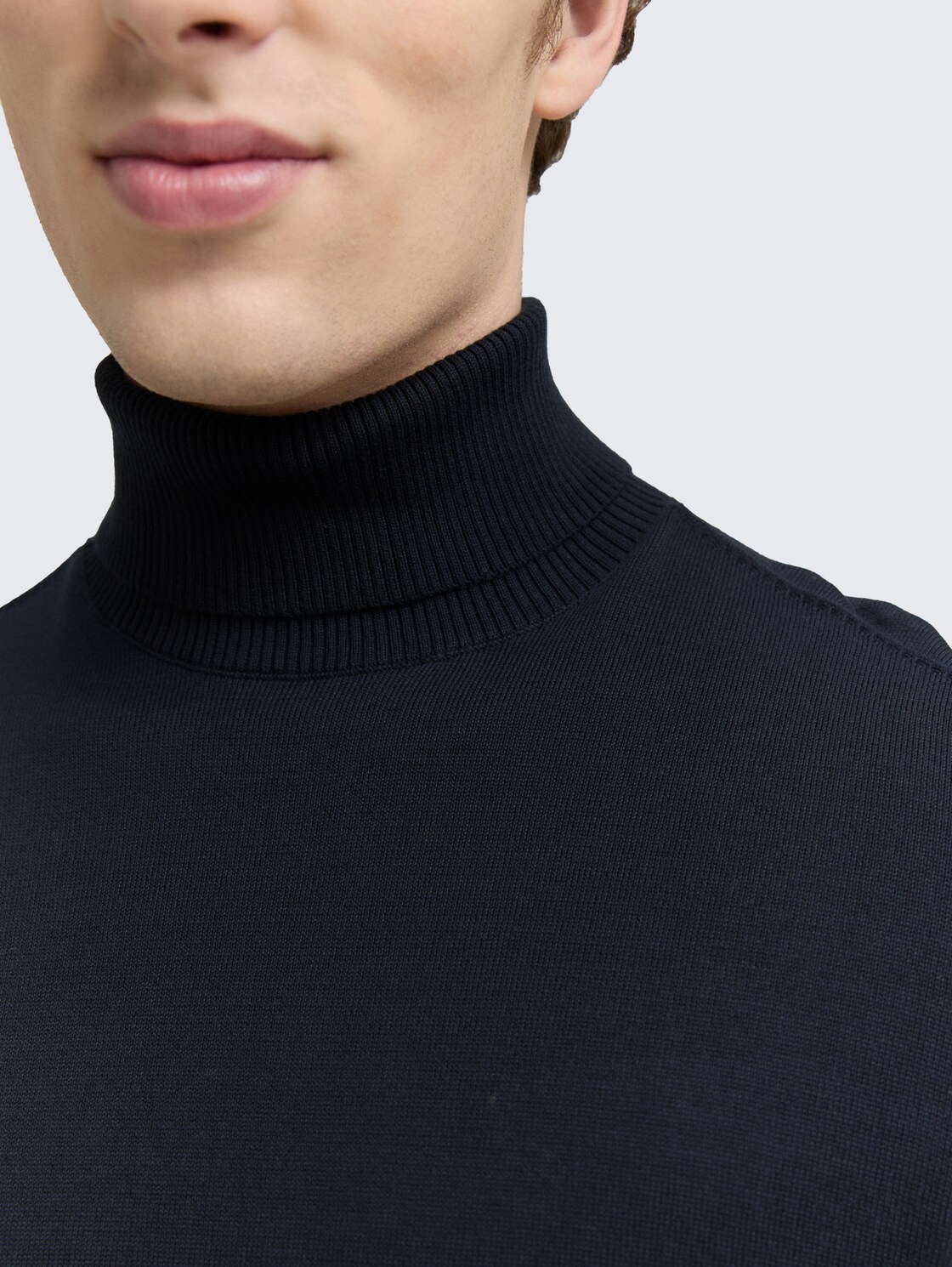 Rollkragenpullover aus Baumwolle - sky captain blue - Detail-Model-Ansicht