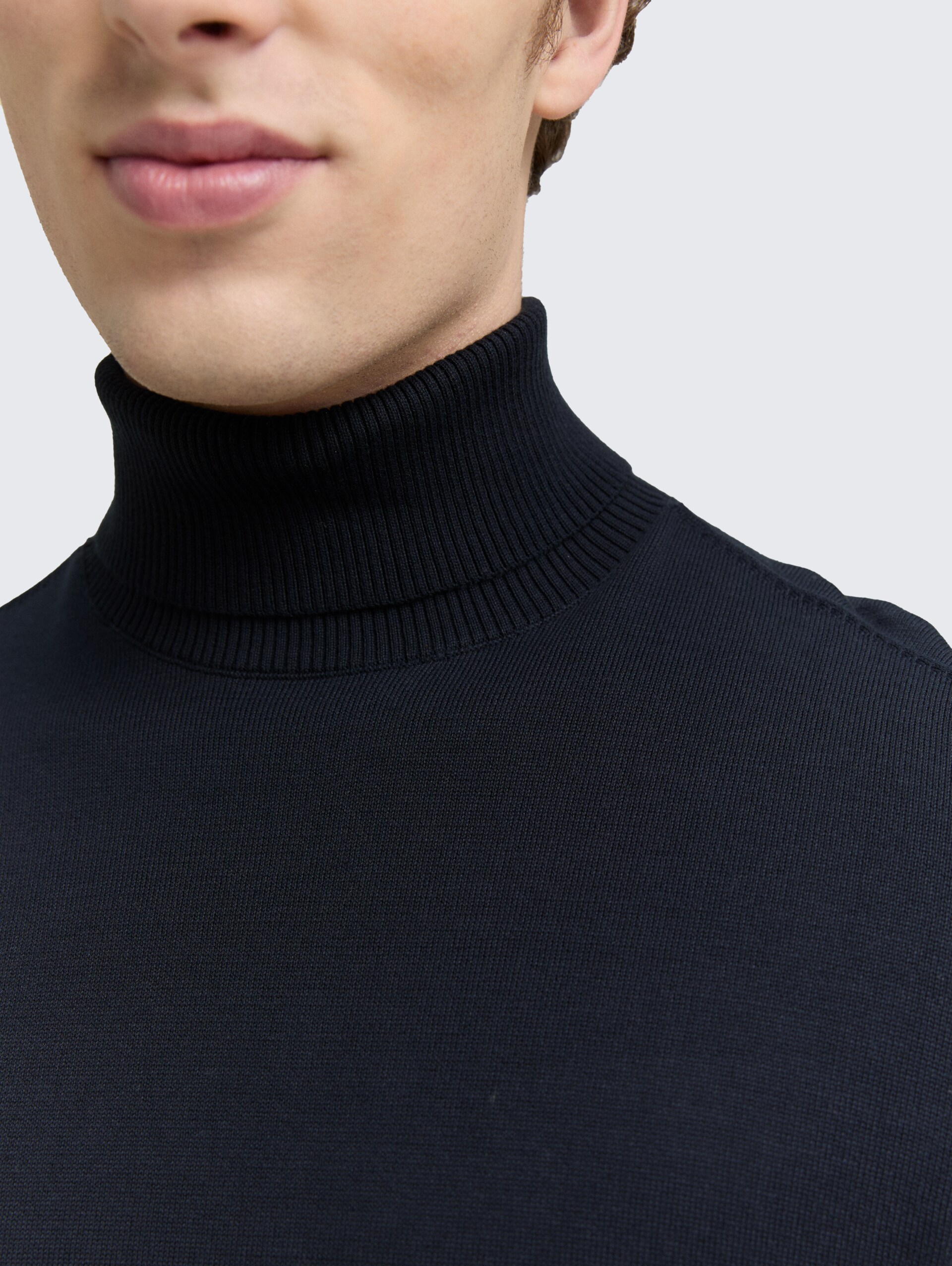 Rollkragenpullover aus Baumwolle - sky captain blue - Detail-Model-Ansicht