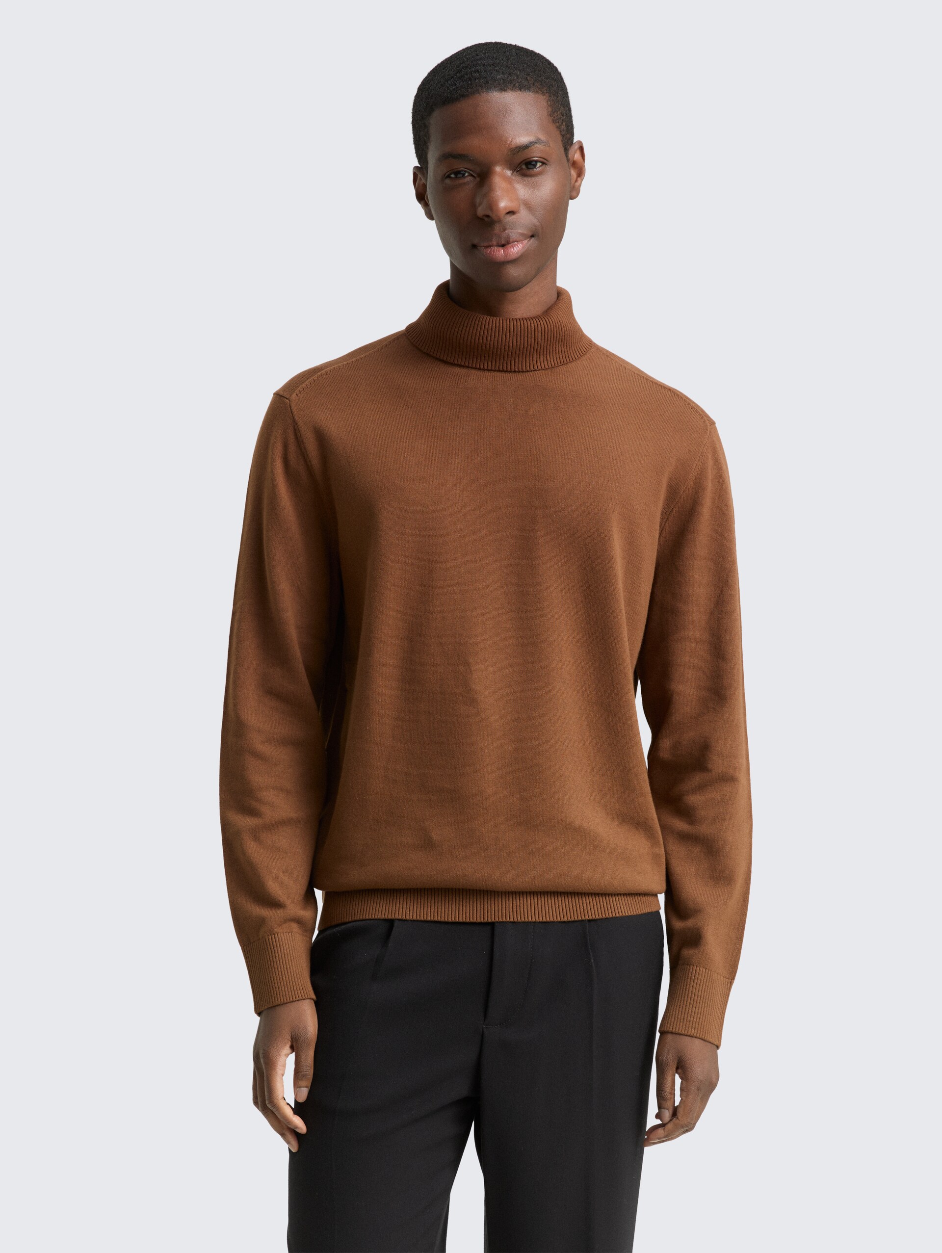 Rollkragenpullover aus Baumwolle - Golden Clay - Ausschnitt Model-Vorderansicht