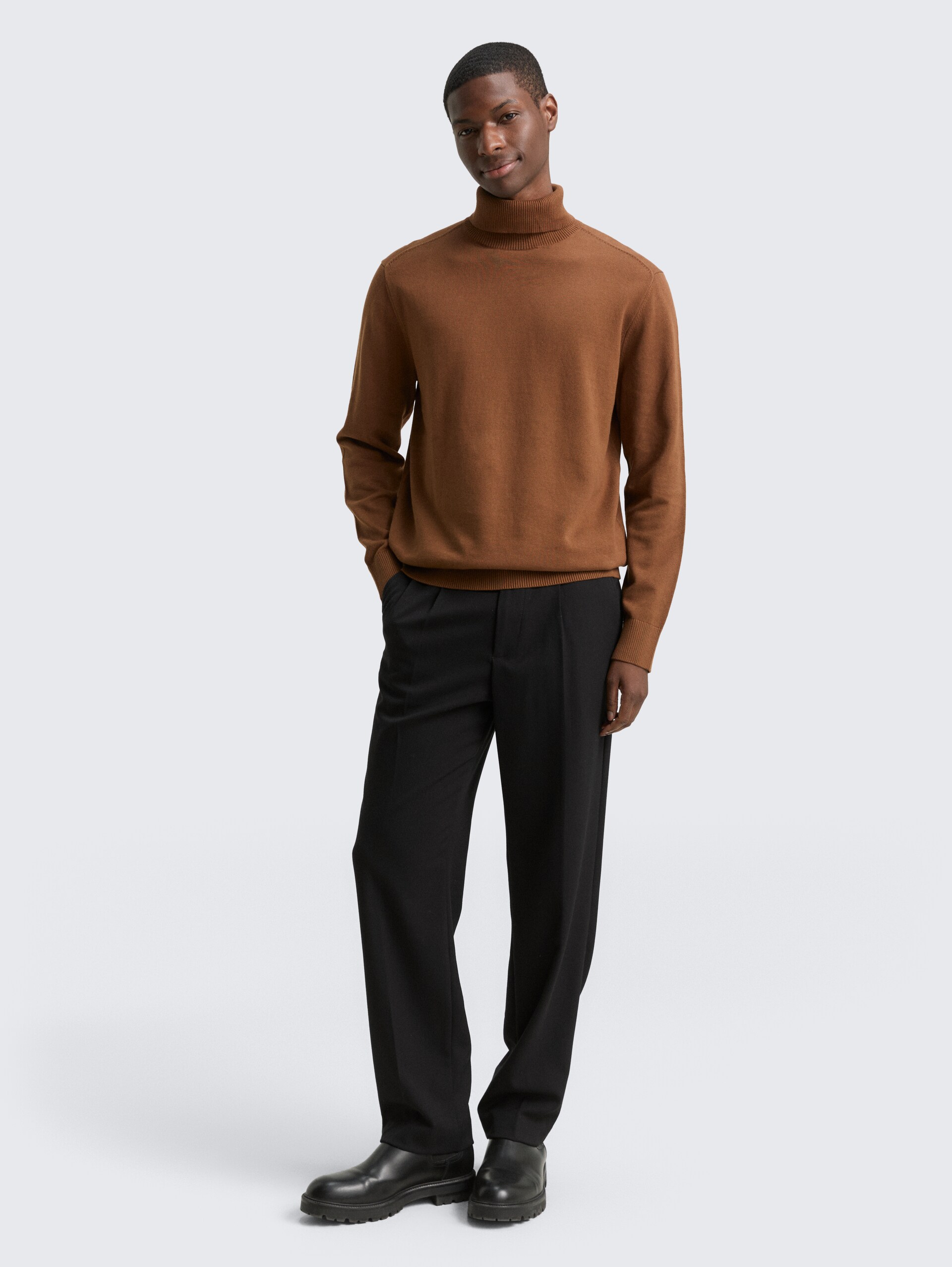 Rollkragenpullover aus Baumwolle - Golden Clay - Model-Vorderansicht
