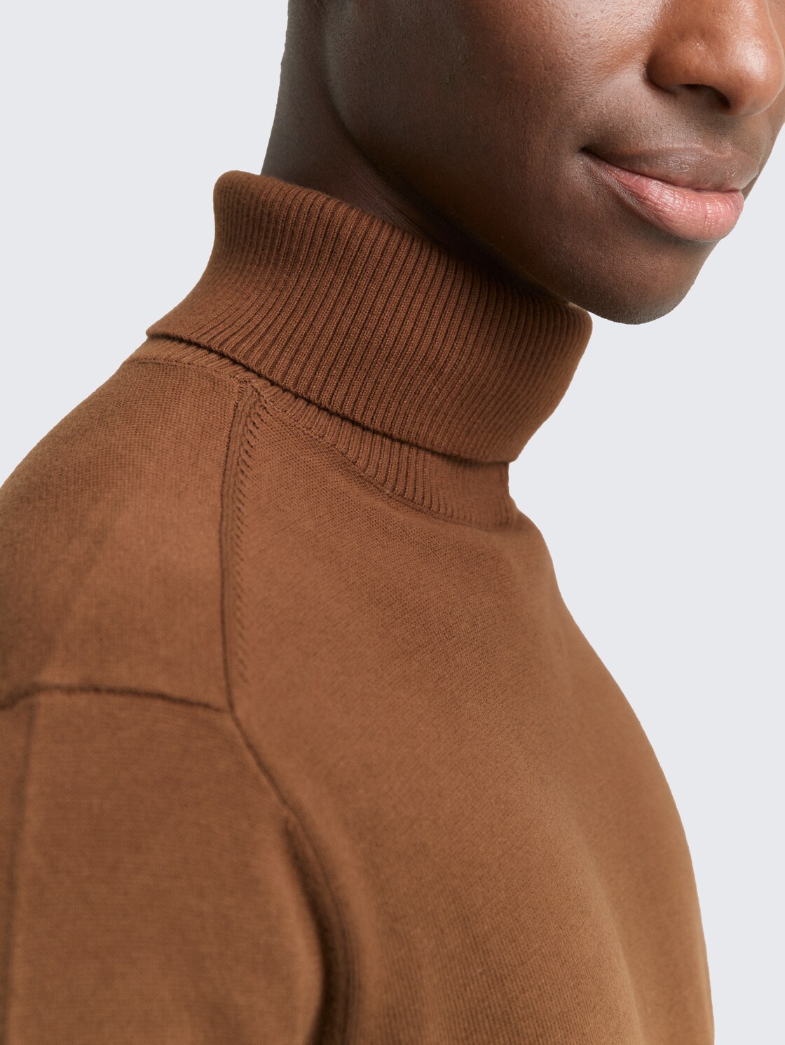 Rollkragenpullover aus Baumwolle - Golden Clay - Detail-Model-Ansicht