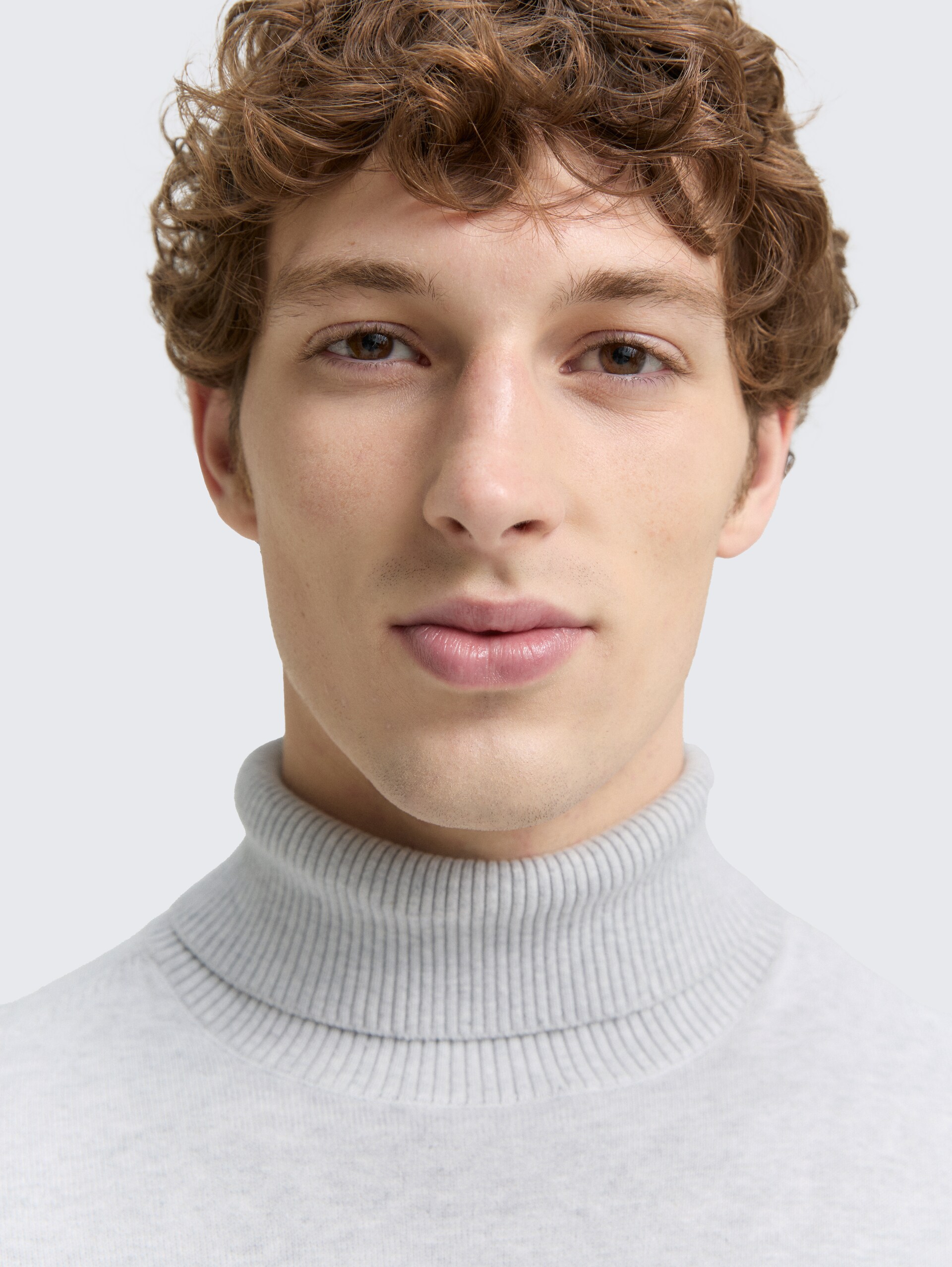 Rollkragenpullover aus Baumwolle - Light Stone Grey Melange - Detail-Model-Ansicht