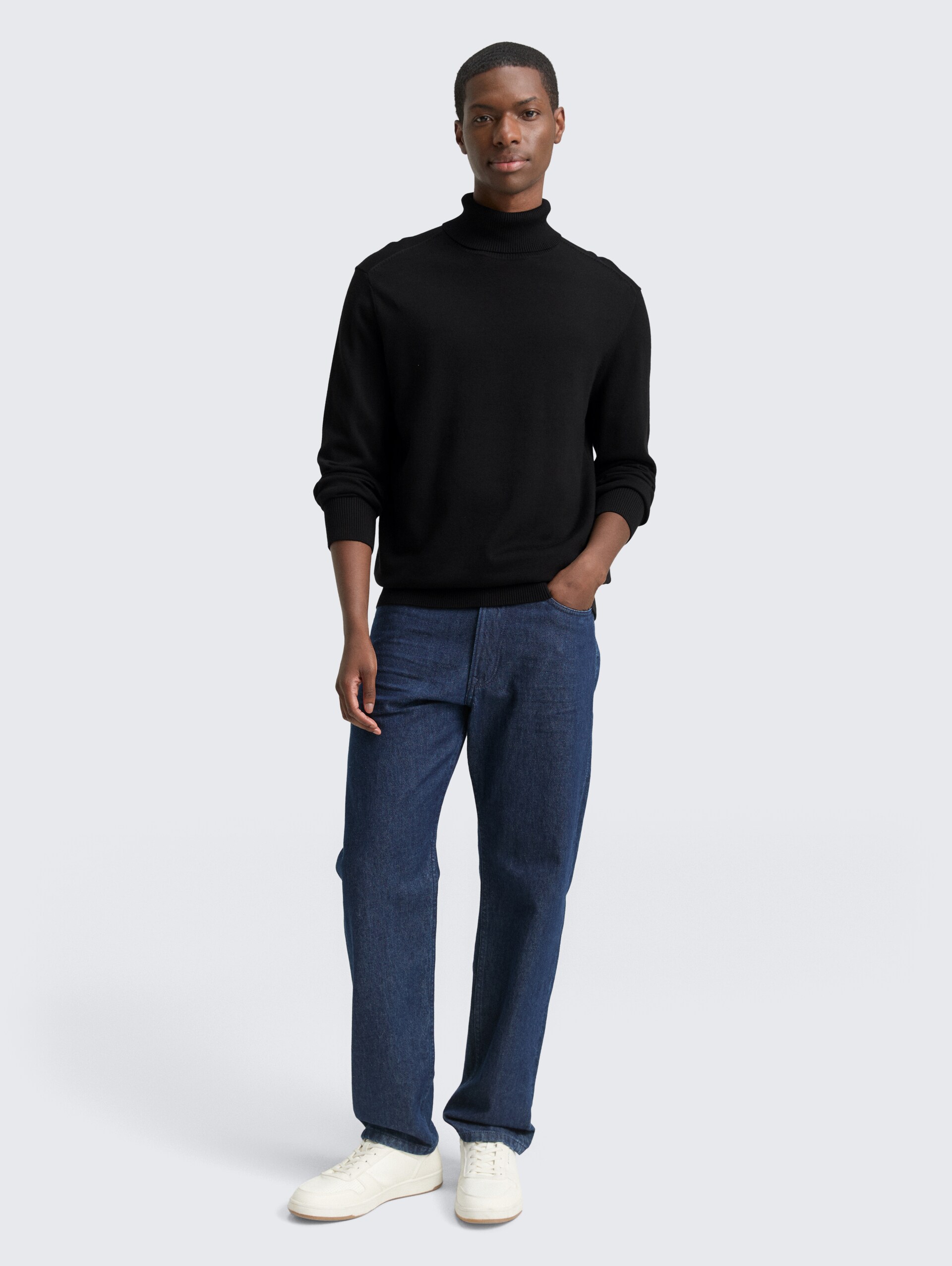 Rollkragenpullover aus Baumwolle - Black - Model-Vorderansicht