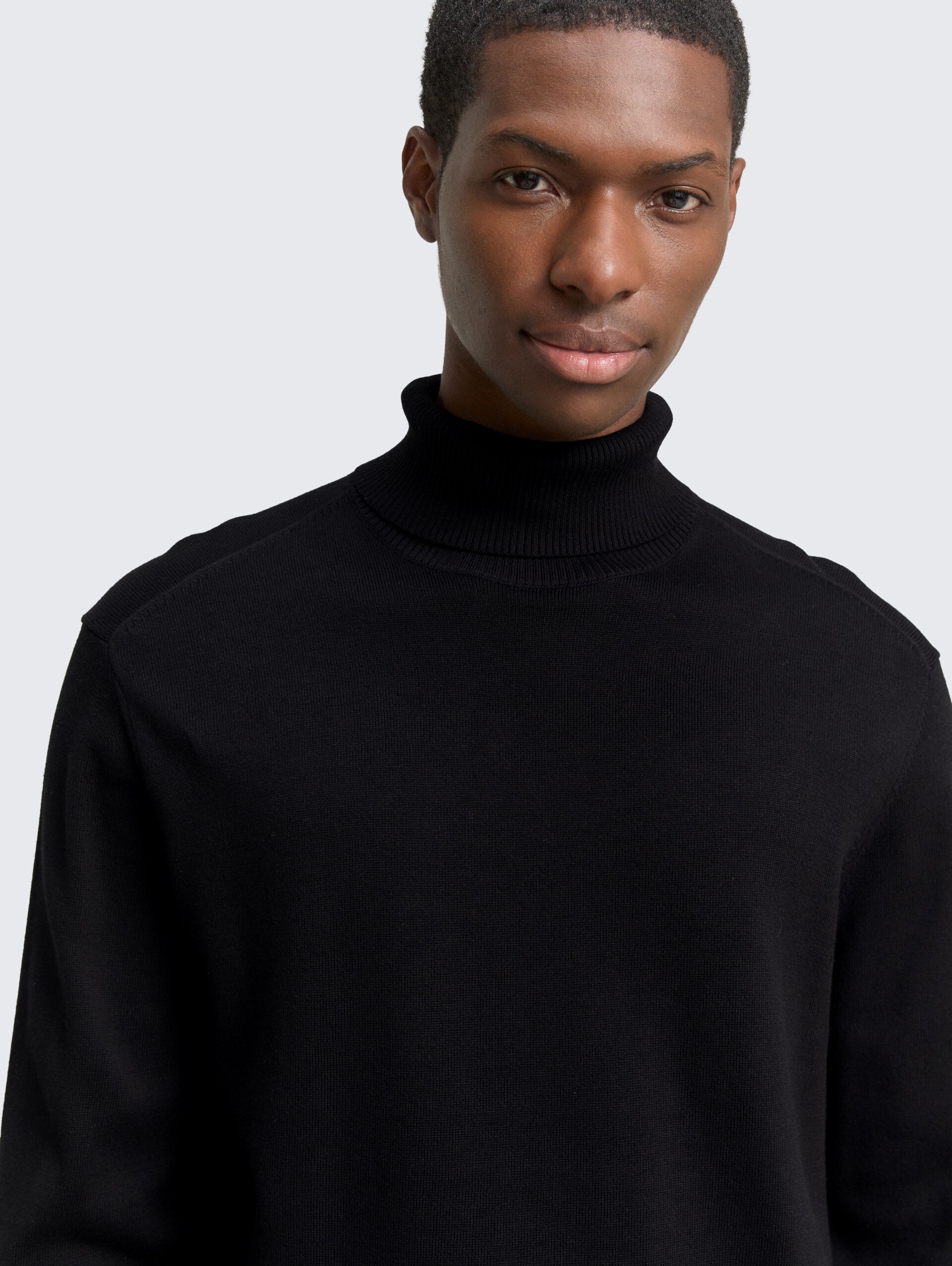 Rollkragenpullover aus Baumwolle - Black - Detail-Model-Ansicht