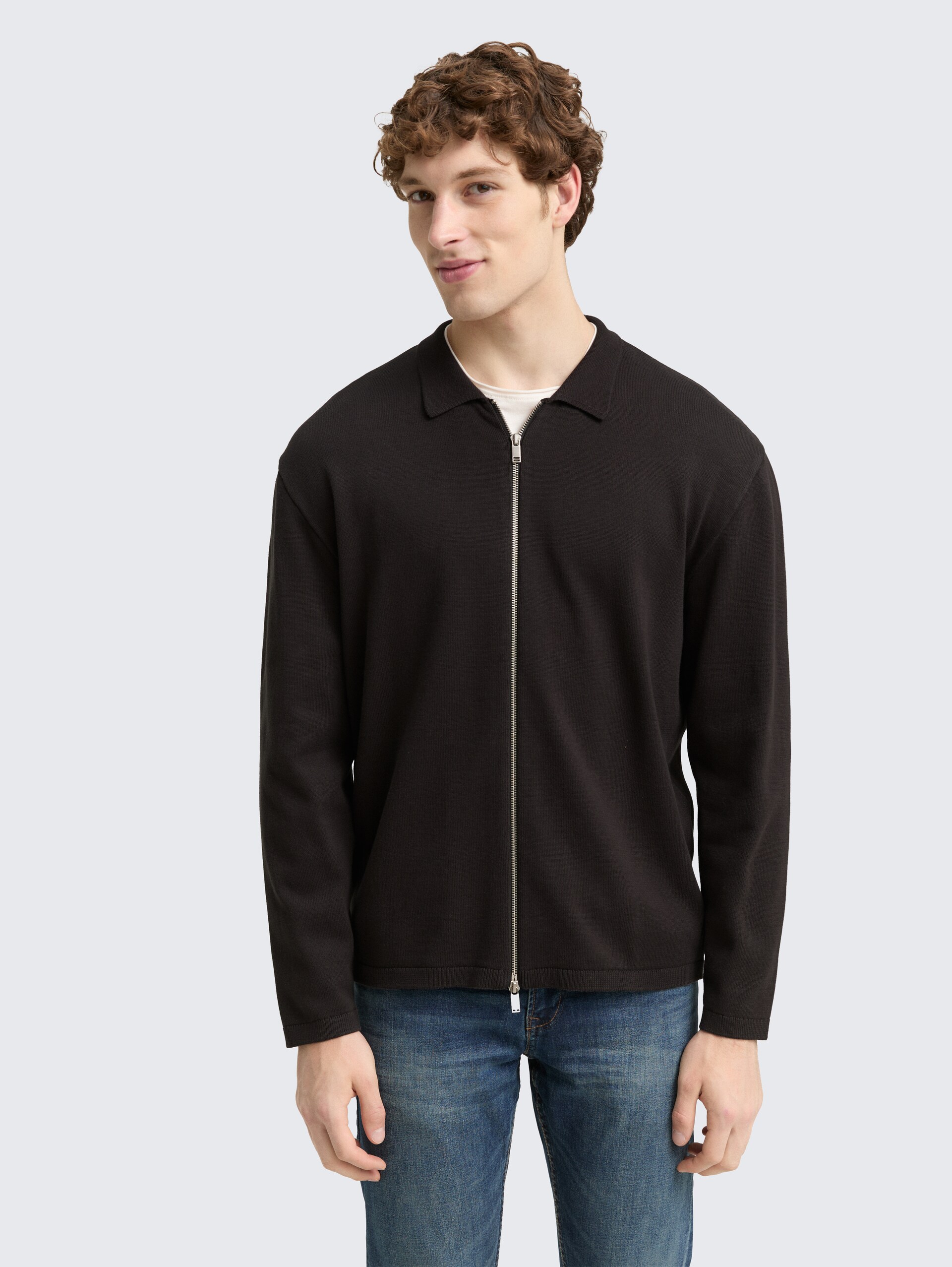 Relaxed Fit Strickjacke mit Reißverschluss - Night Watch Black - Ausschnitt Model-Vorderansicht