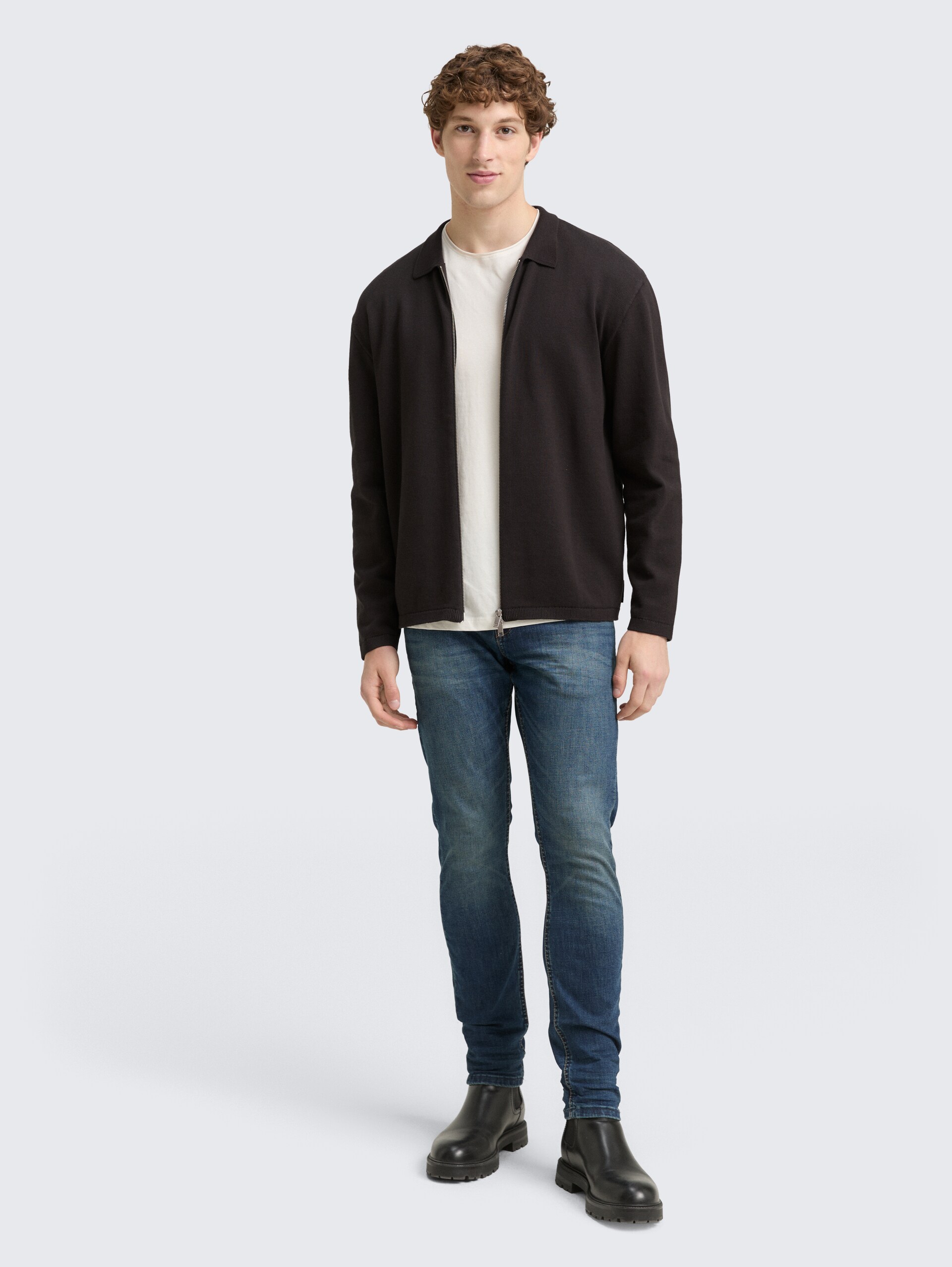 Relaxed Fit Strickjacke mit Reißverschluss - Night Watch Black - Model-Vorderansicht