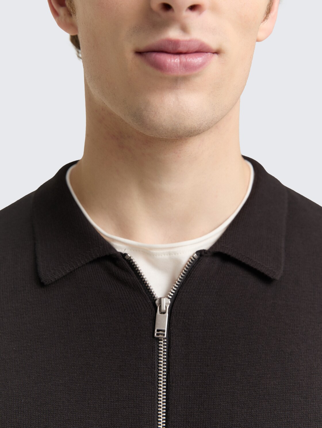 Relaxed Fit Strickjacke mit Reißverschluss - Night Watch Black - Detail-Model-Ansicht