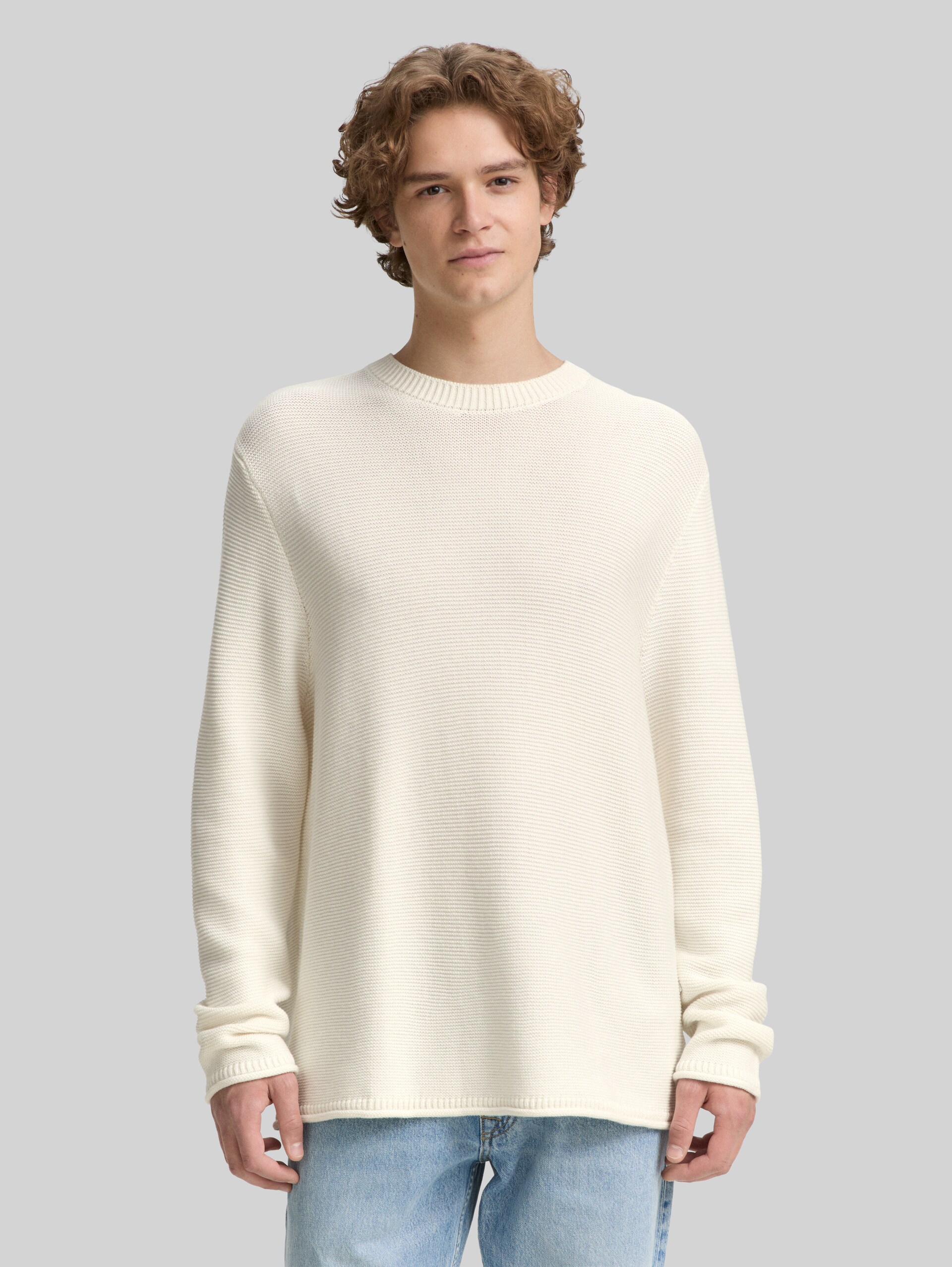 Relaxed fit knitted jumper - Gardenia White - Neckline model front view