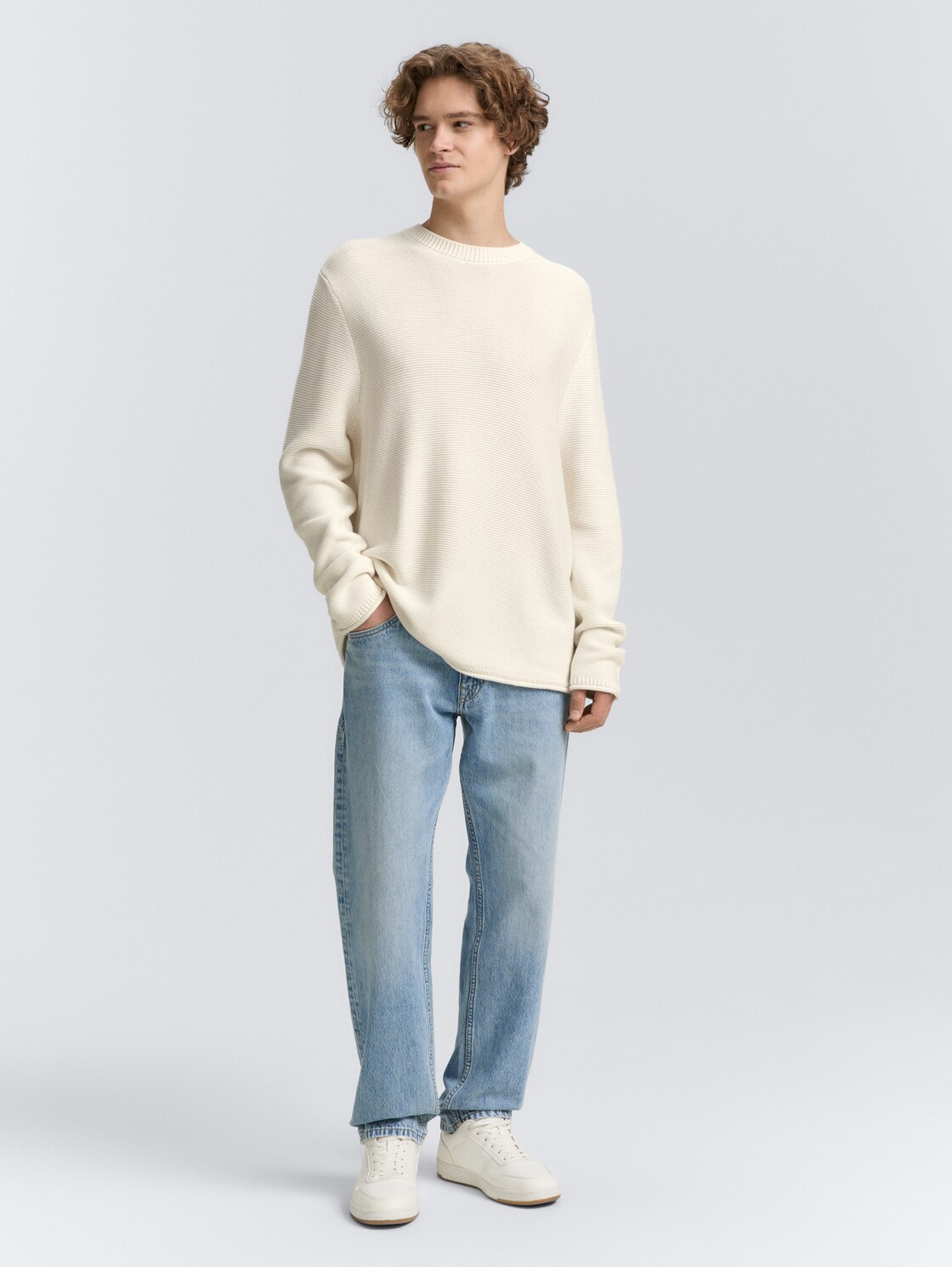 Relaxed Fit Strickpullover - Gardenia White - Model-Vorderansicht