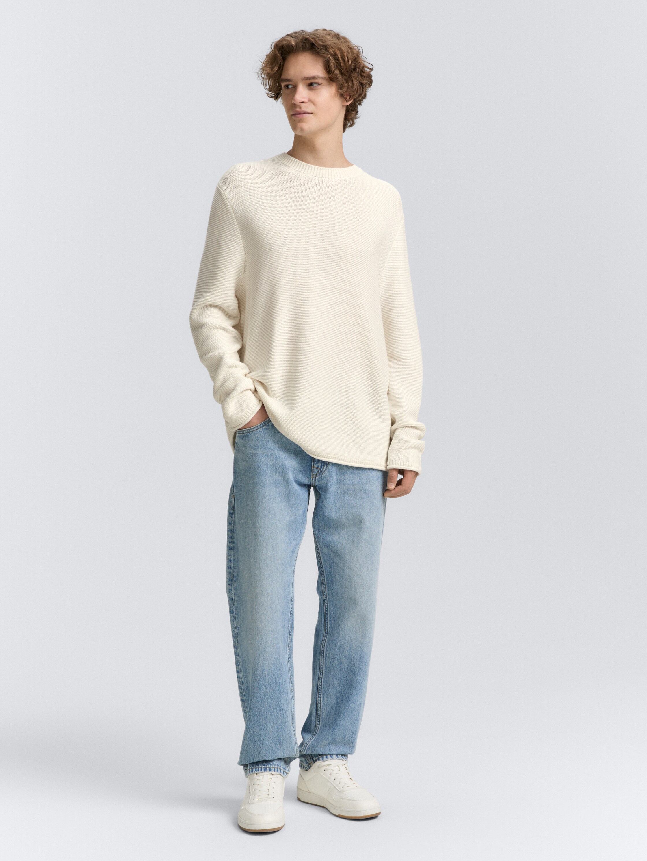 Relaxed Fit Strickpullover - Gardenia White - Model-Vorderansicht