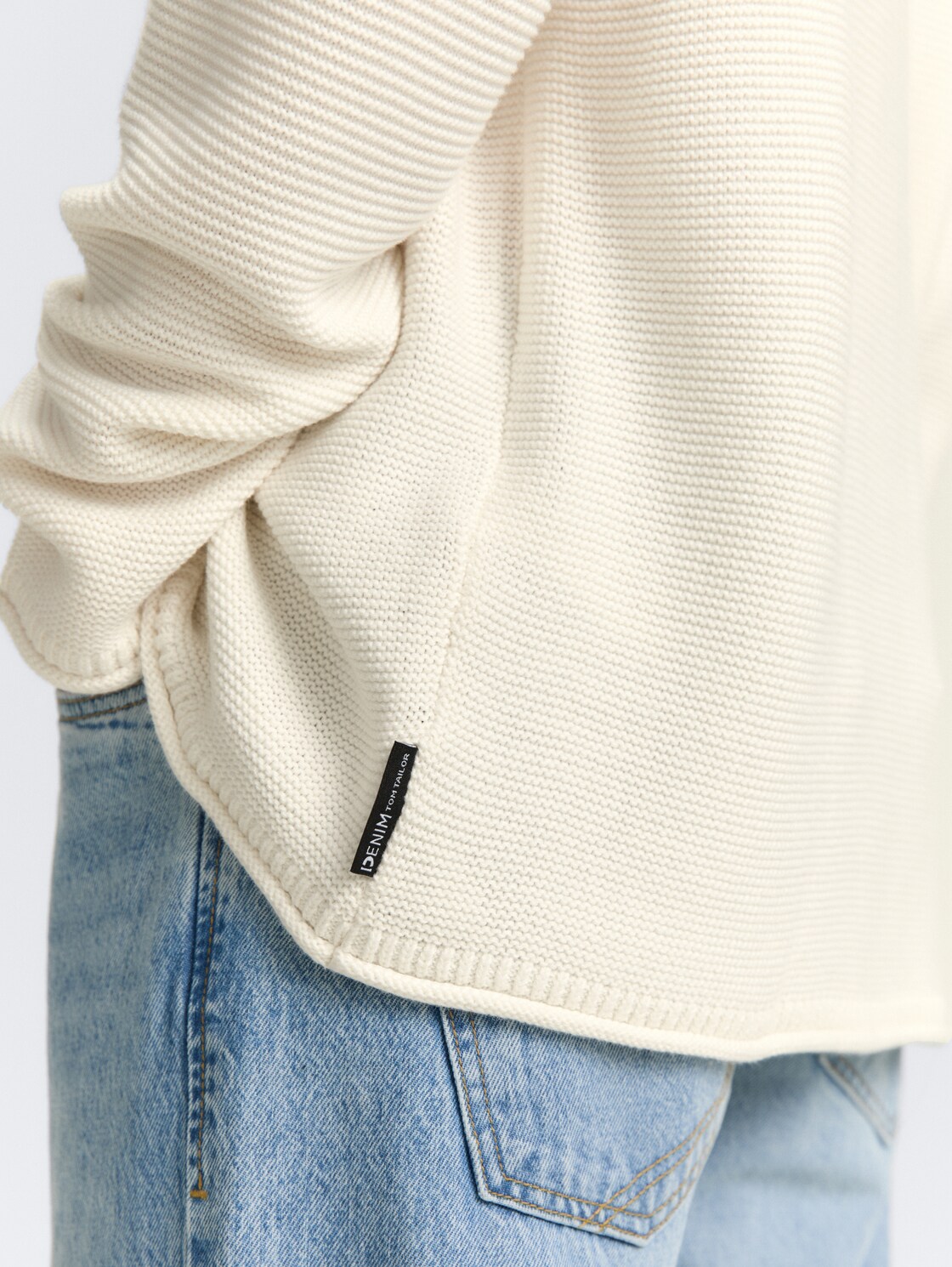 Relaxed Fit Strickpullover - Gardenia White - Detail-Model-Ansicht