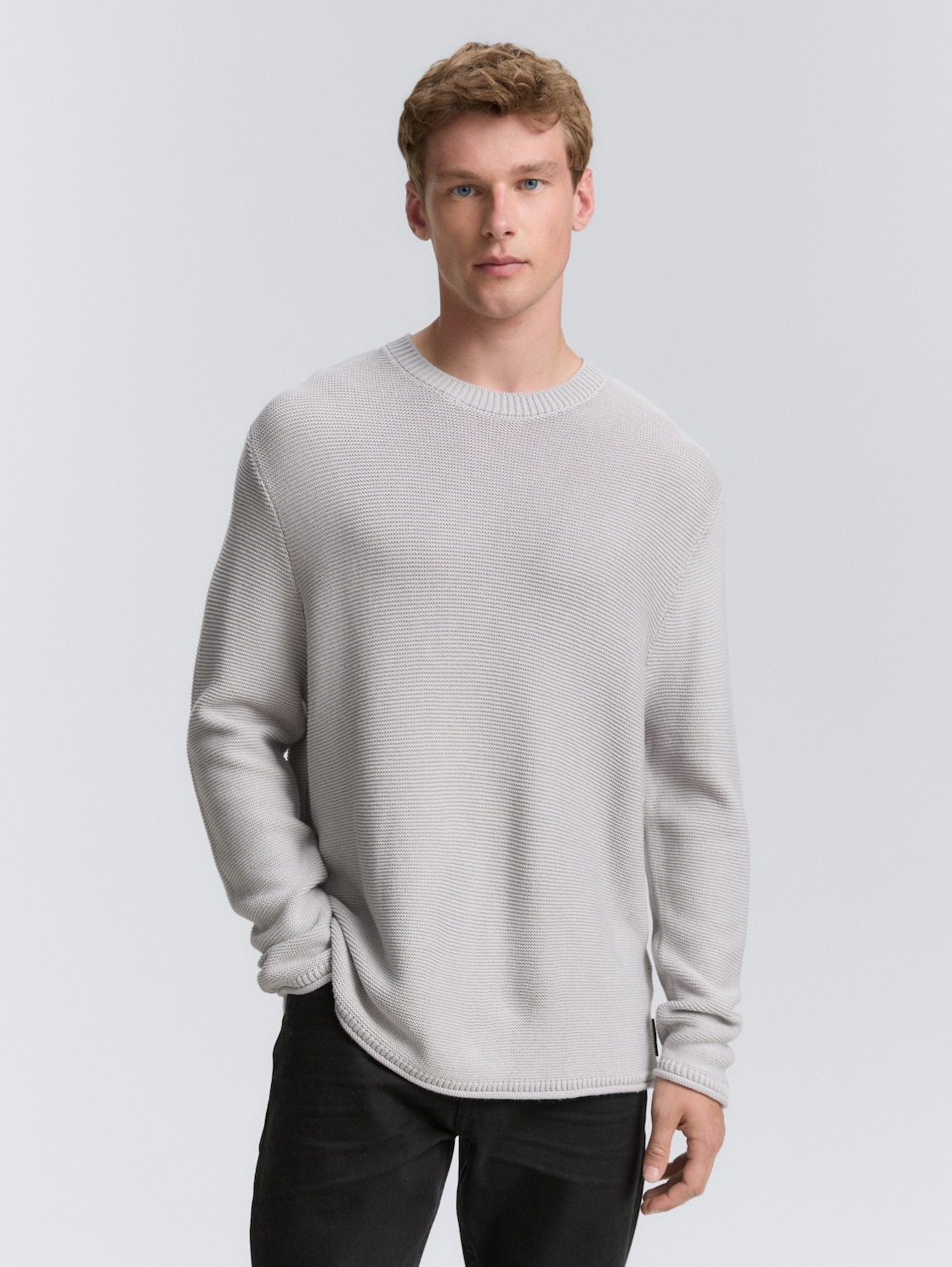 Relaxed Fit Strickpullover - Light Stone Grey Melange - Ausschnitt Model-Vorderansicht