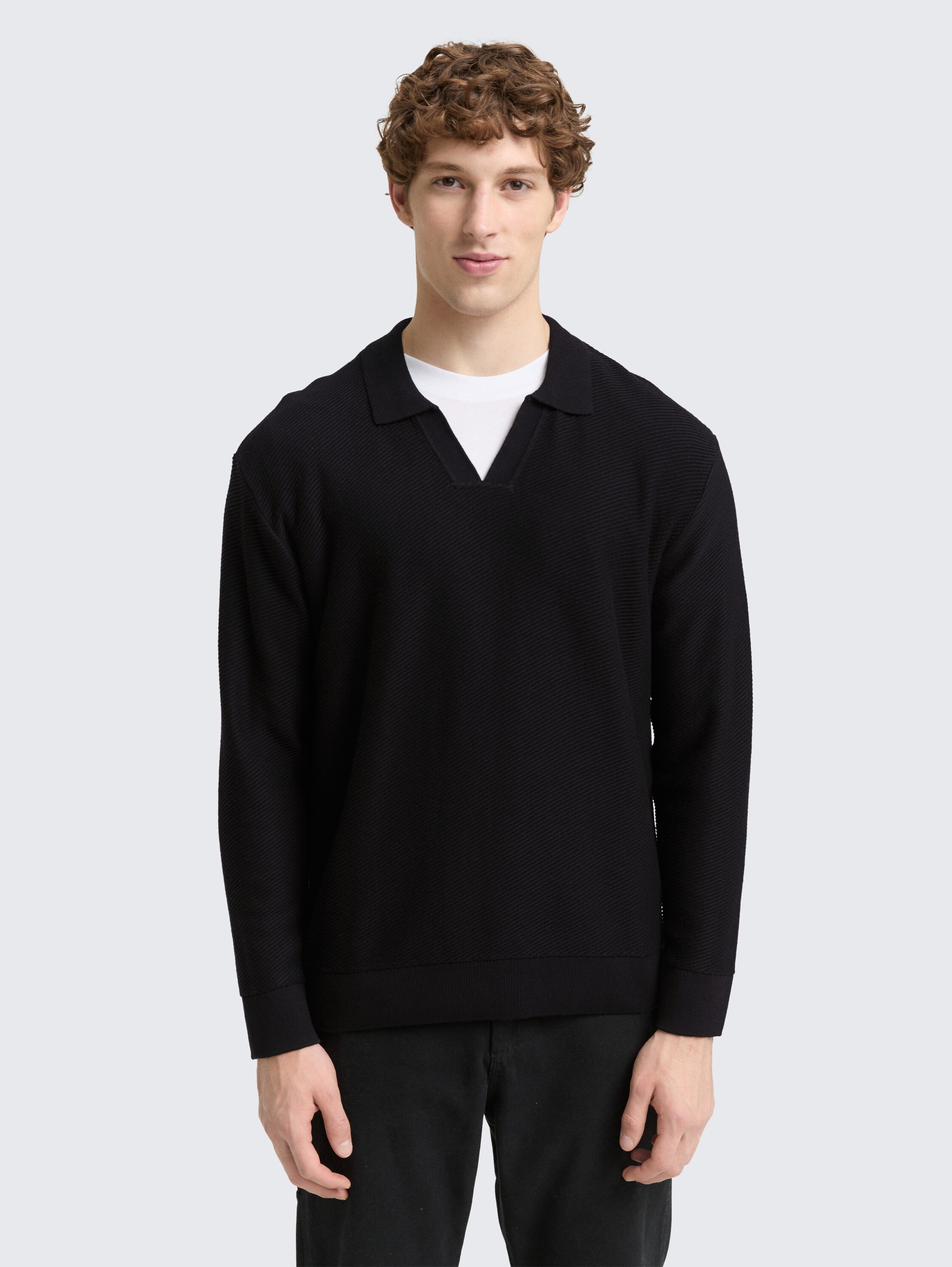 Relaxed Fit Strick-Poloshirt - Black - Ausschnitt Model-Vorderansicht