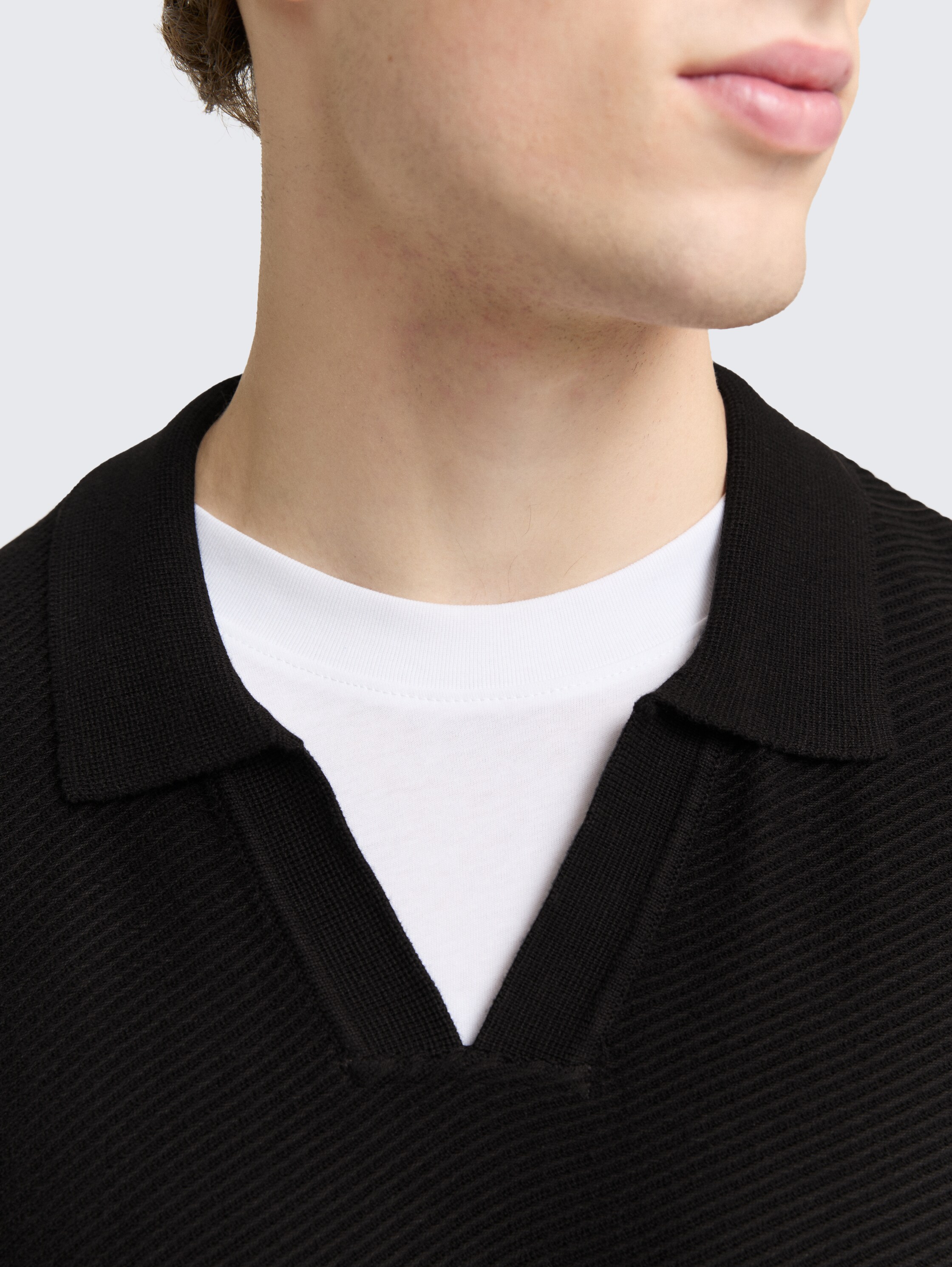Relaxed Fit Strick-Poloshirt - Black - Detail-Model-Ansicht