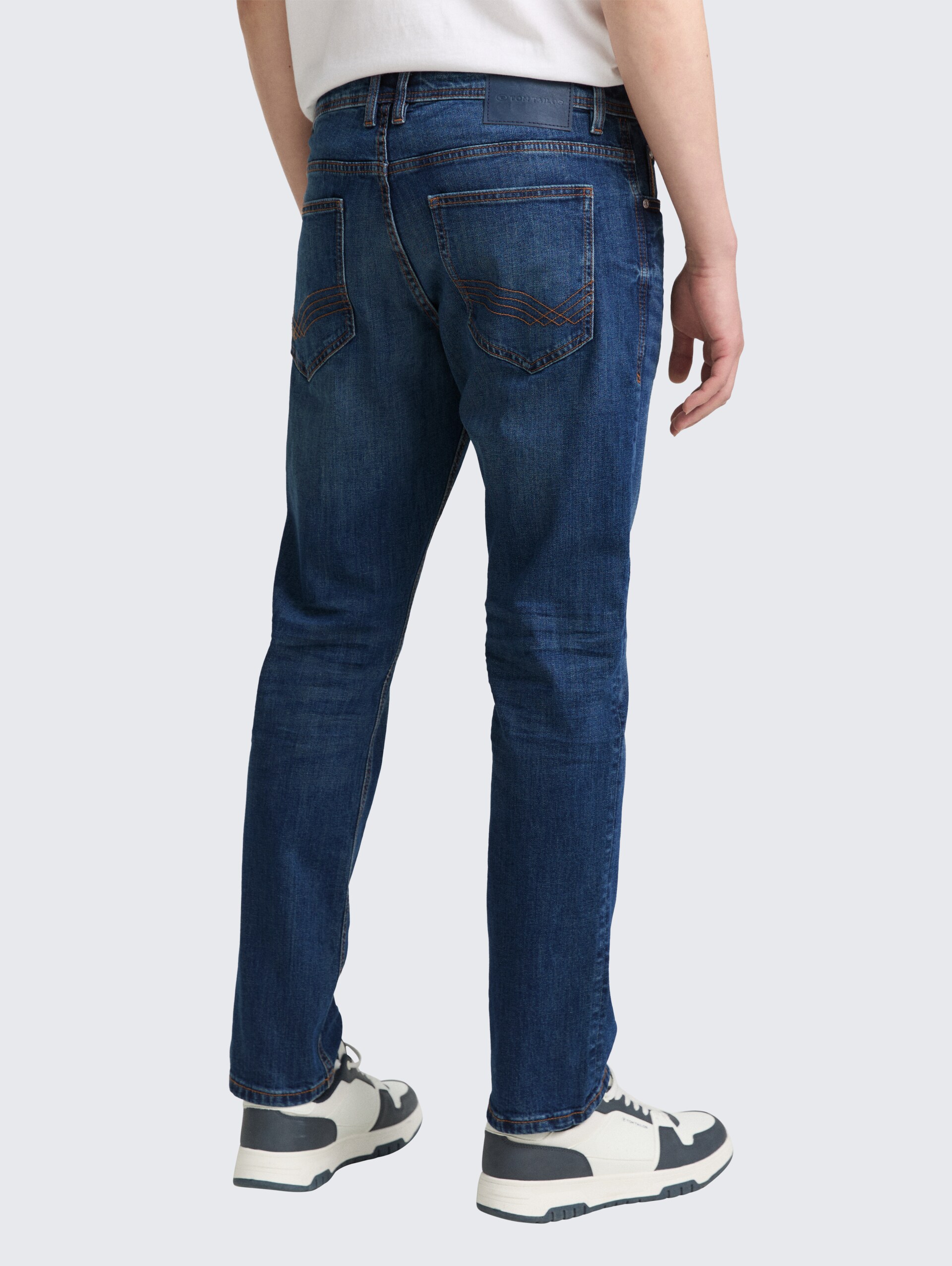 TTJOSH REGULAR SLIM Jeans mit Stretch - mid stone wash denim - Auschnitt Model-Rückansicht