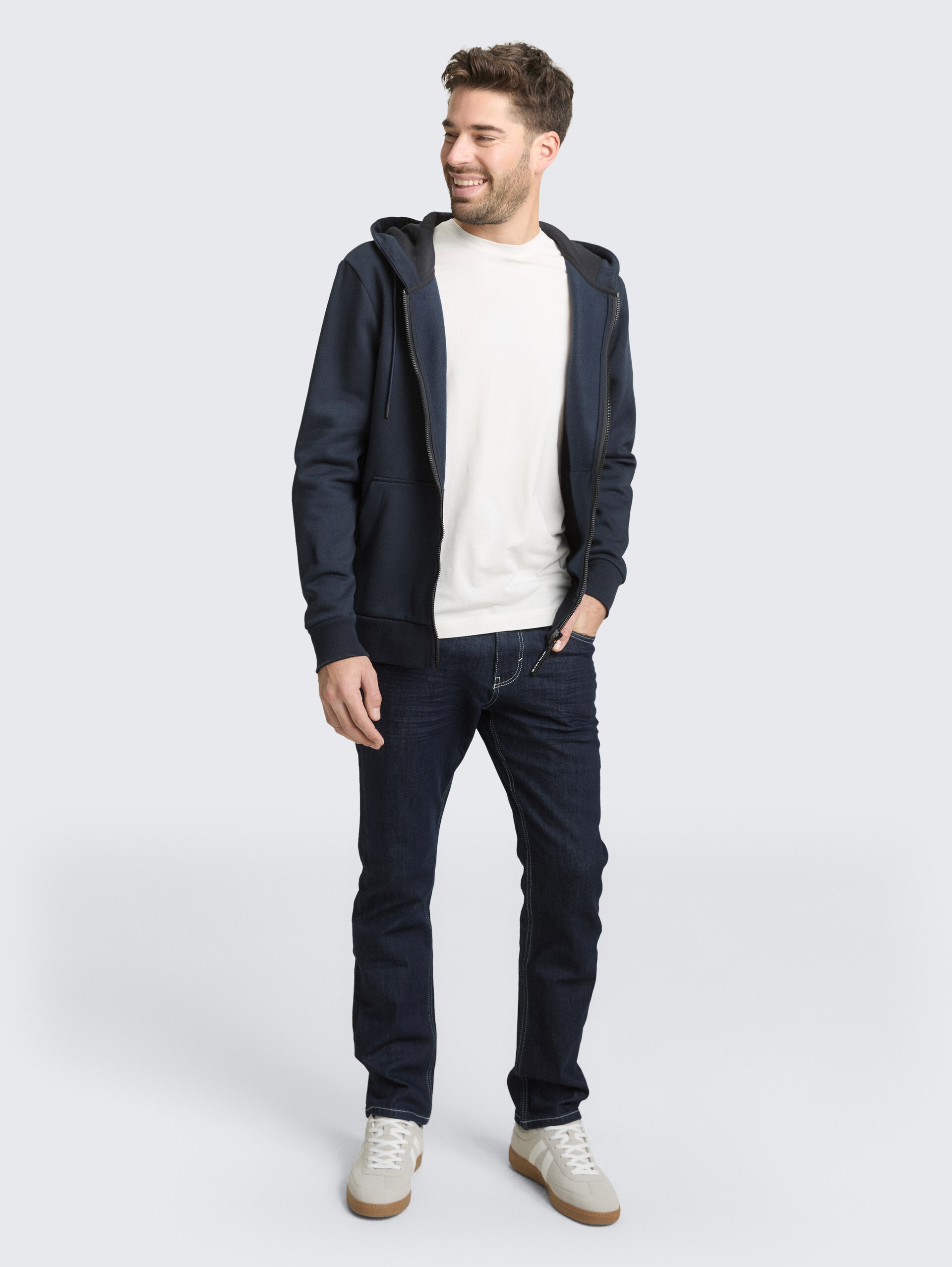 TTMARVIN STRAIGHT Jeans - Rinsed Blue Denim - Model-Vorderansicht