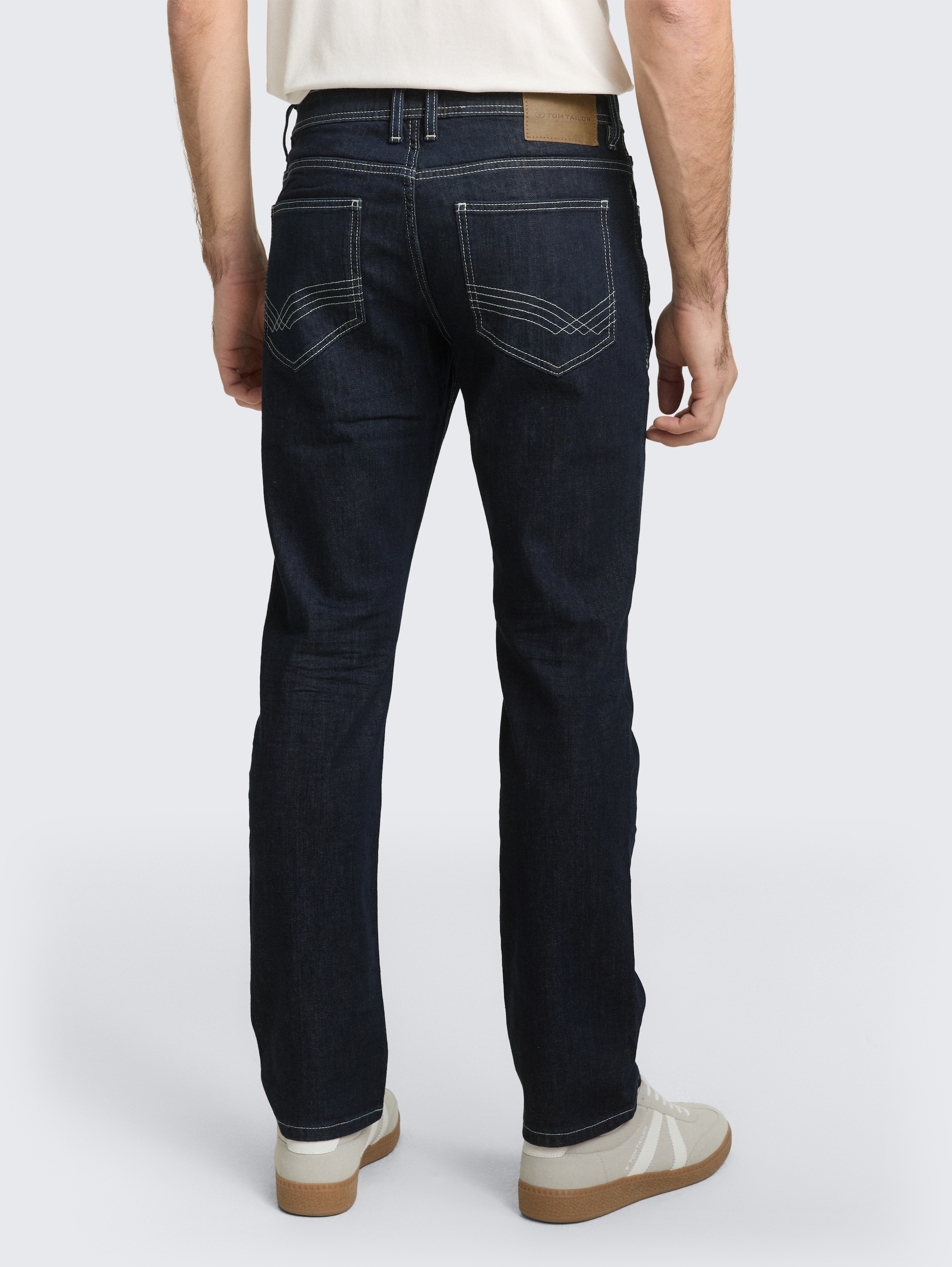 TTMARVIN STRAIGHT Jeans - Rinsed Blue Denim - Auschnitt Model-Rückansicht