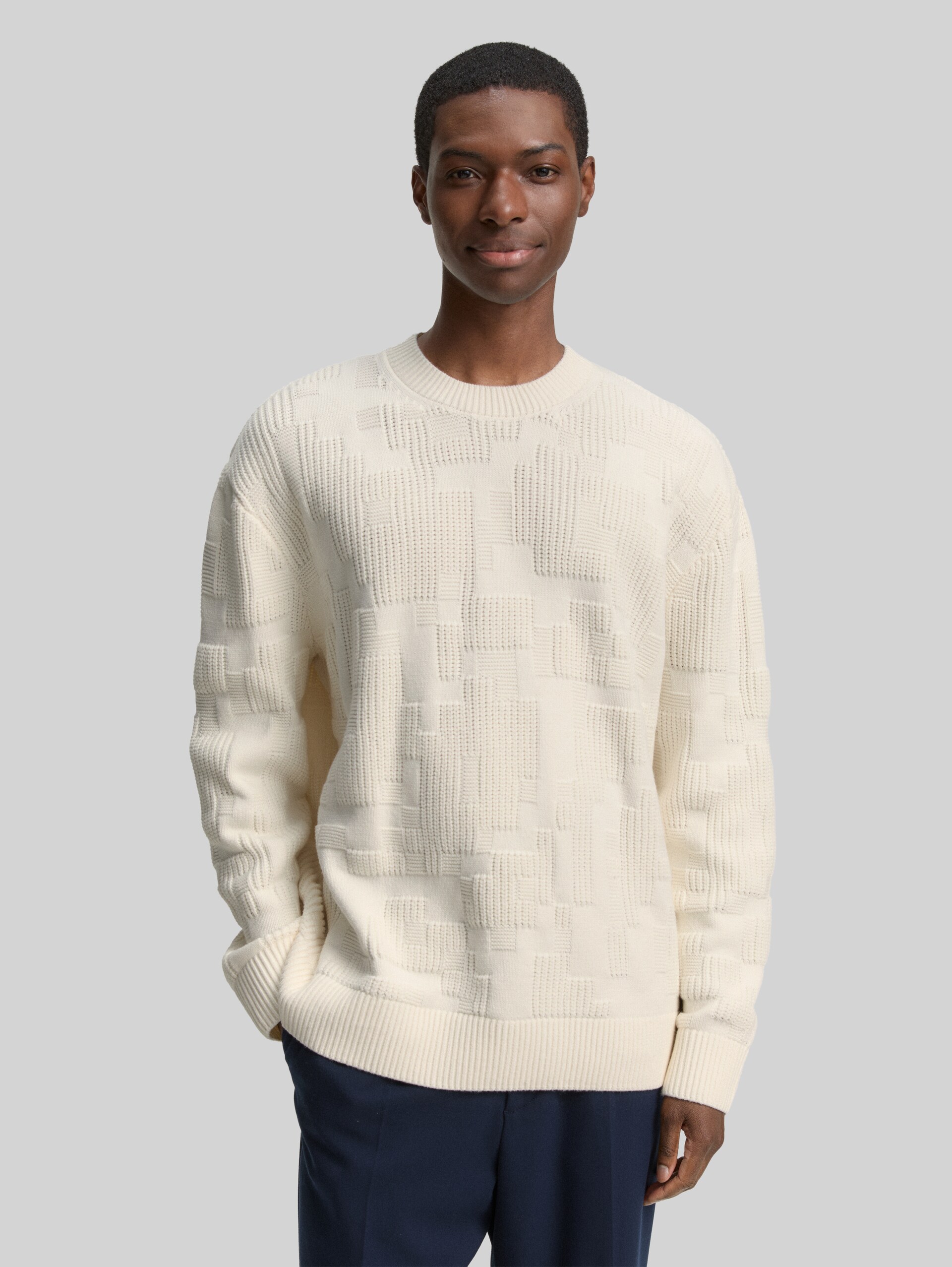 Loose fit knitted jumper with pattern - Gardenia White - Neckline model front view