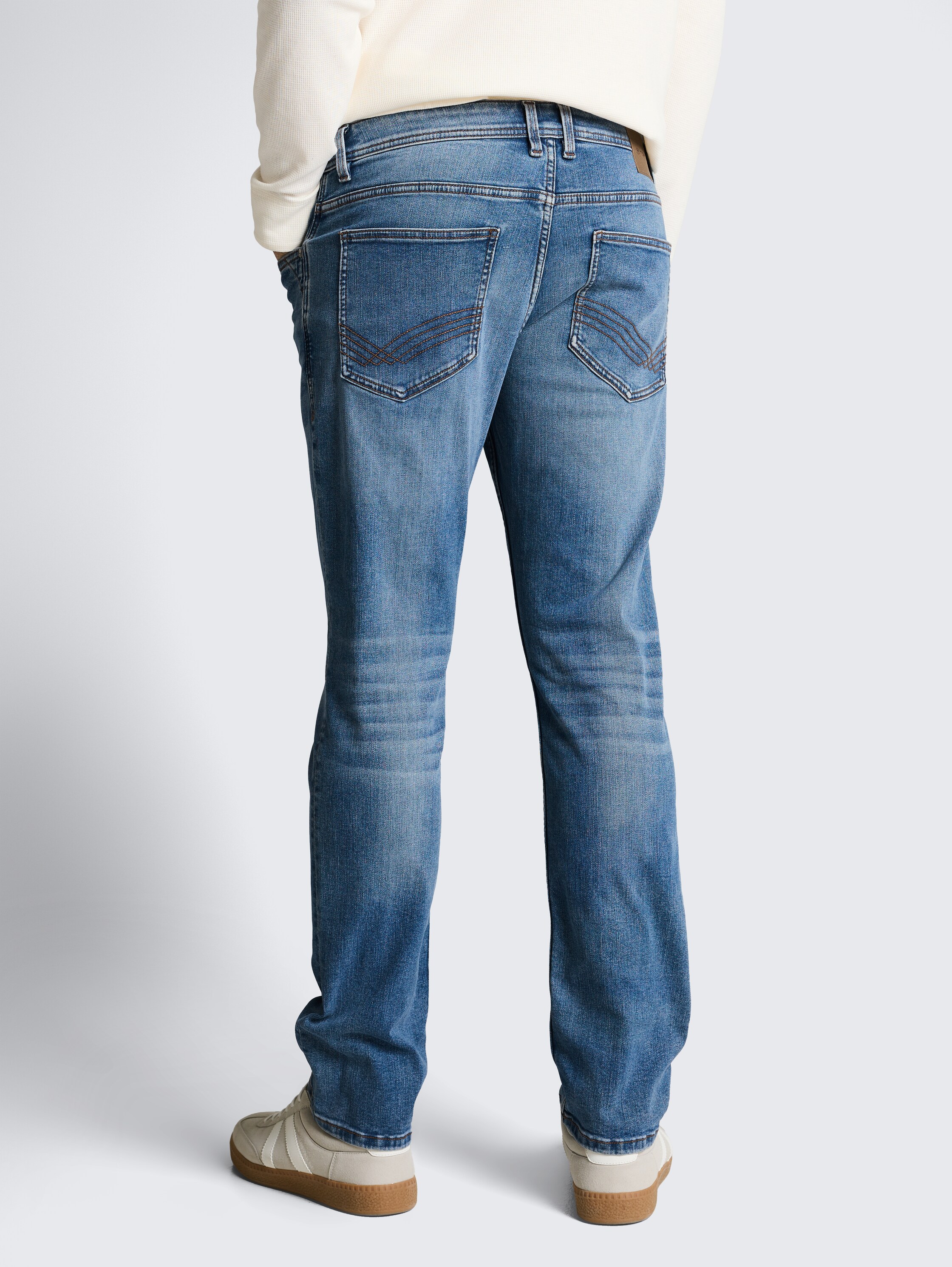 TTMARVIN STRAIGHT Jeans mit Superstretch - mid stone bright blue denim - Auschnitt Model-Rückansicht