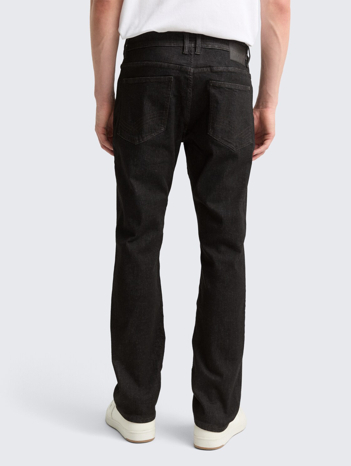 TTMARVIN STRAIGHT Jeans mit Superstretch - clean rinsed  black denim - Auschnitt Model-Rückansicht