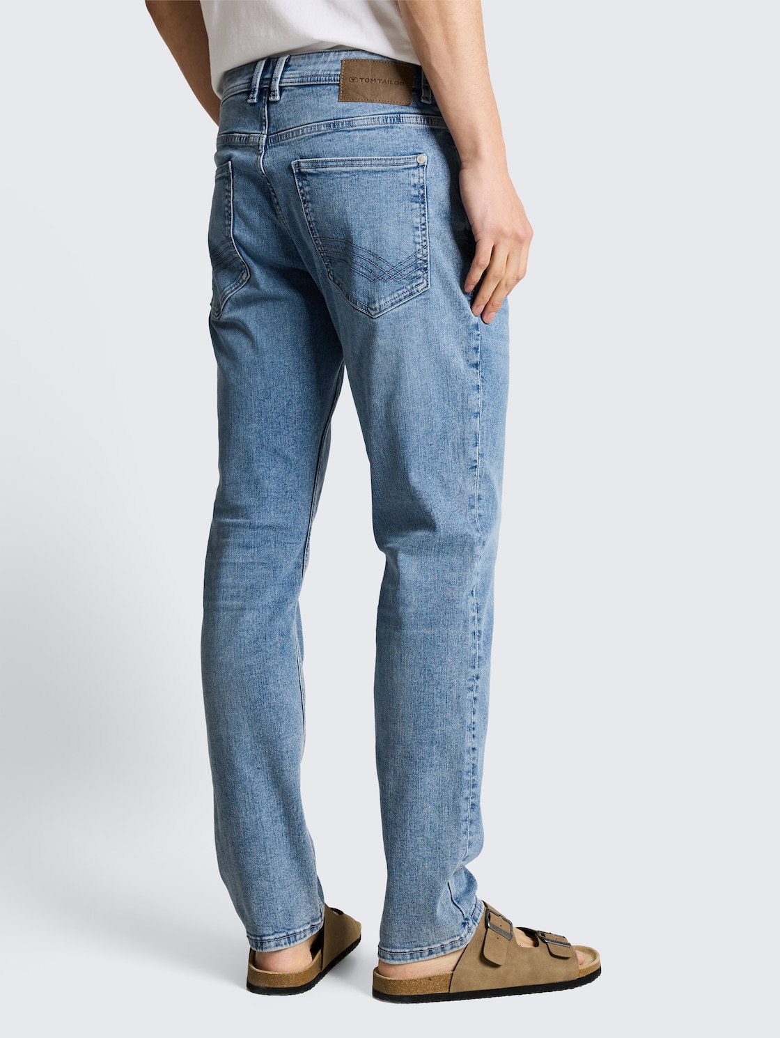 TTJOSH REGULAR SLIM Jeans mit Stretch - Used Light Stone Blue Denim - Auschnitt Model-Rückansicht