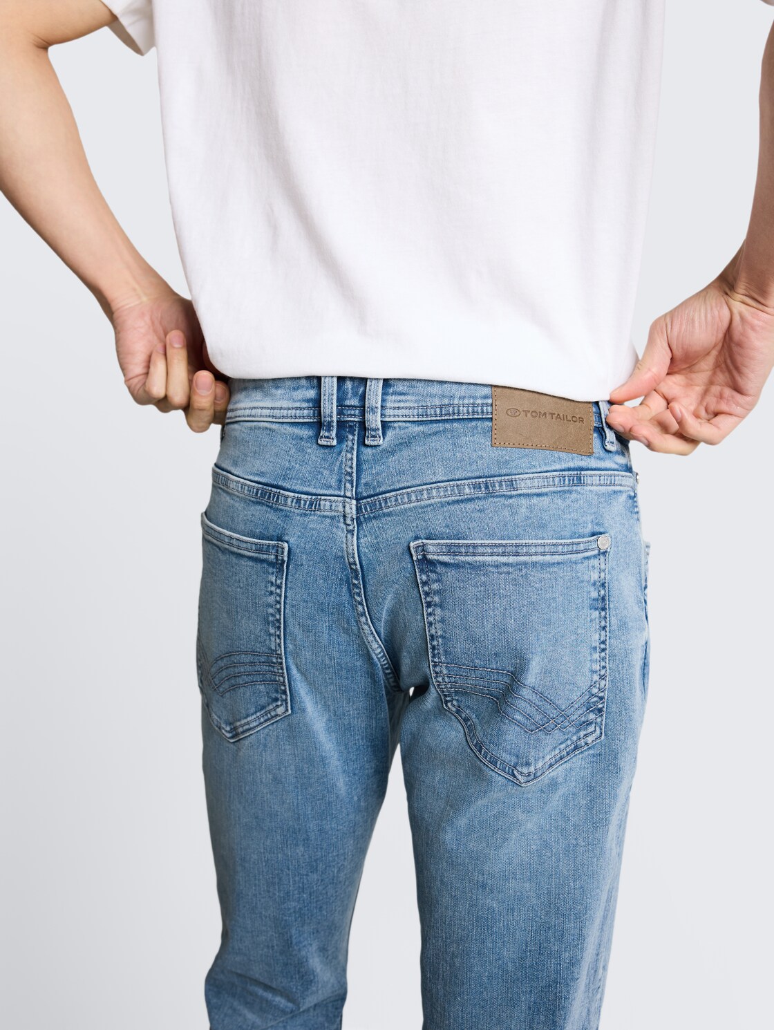 TTJOSH REGULAR SLIM Jeans mit Stretch - Used Light Stone Blue Denim - Detail-Model-Ansicht