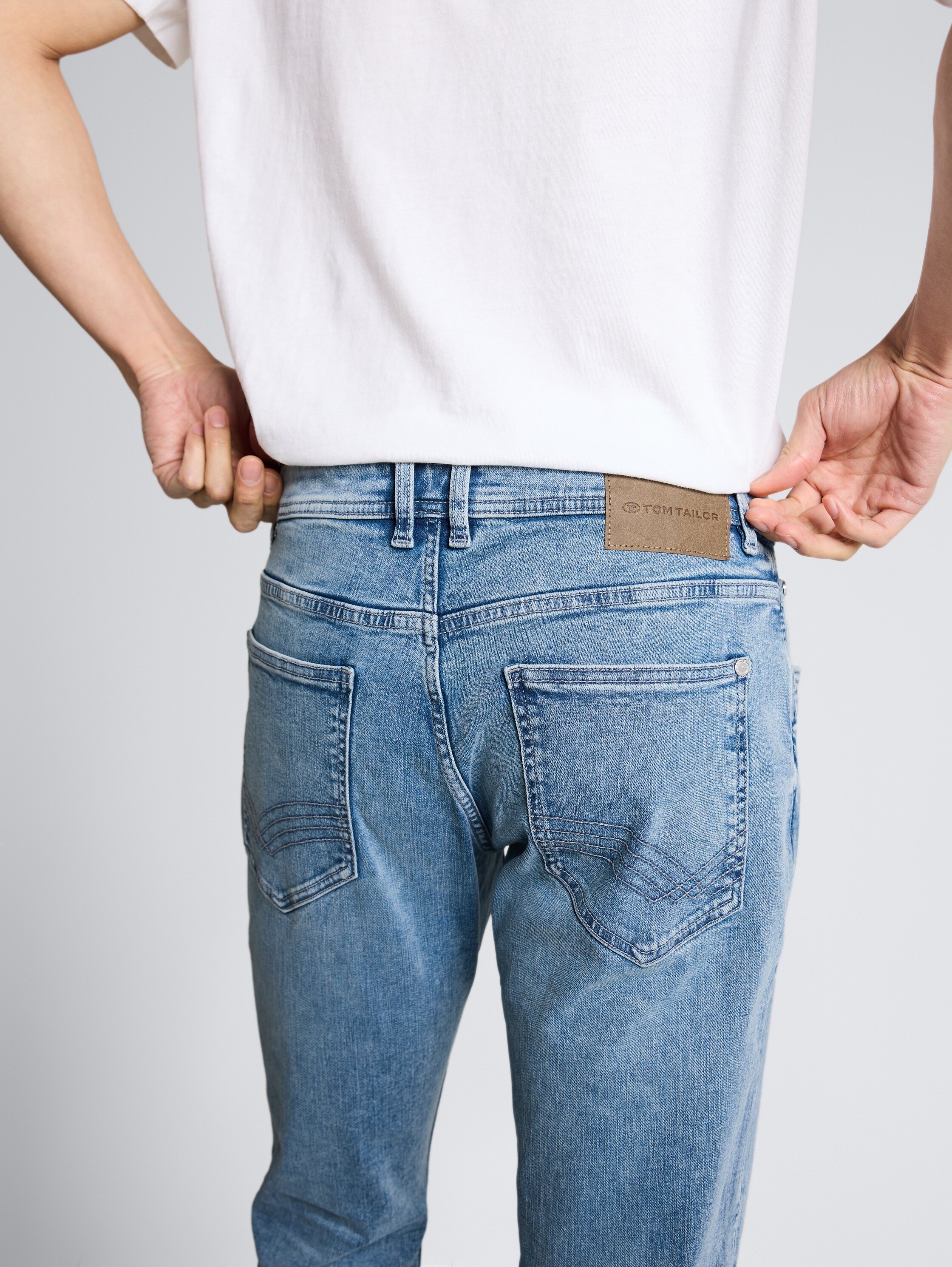 TTJOSH REGULAR SLIM Jeans mit Stretch - Used Light Stone Blue Denim - Detail-Model-Ansicht