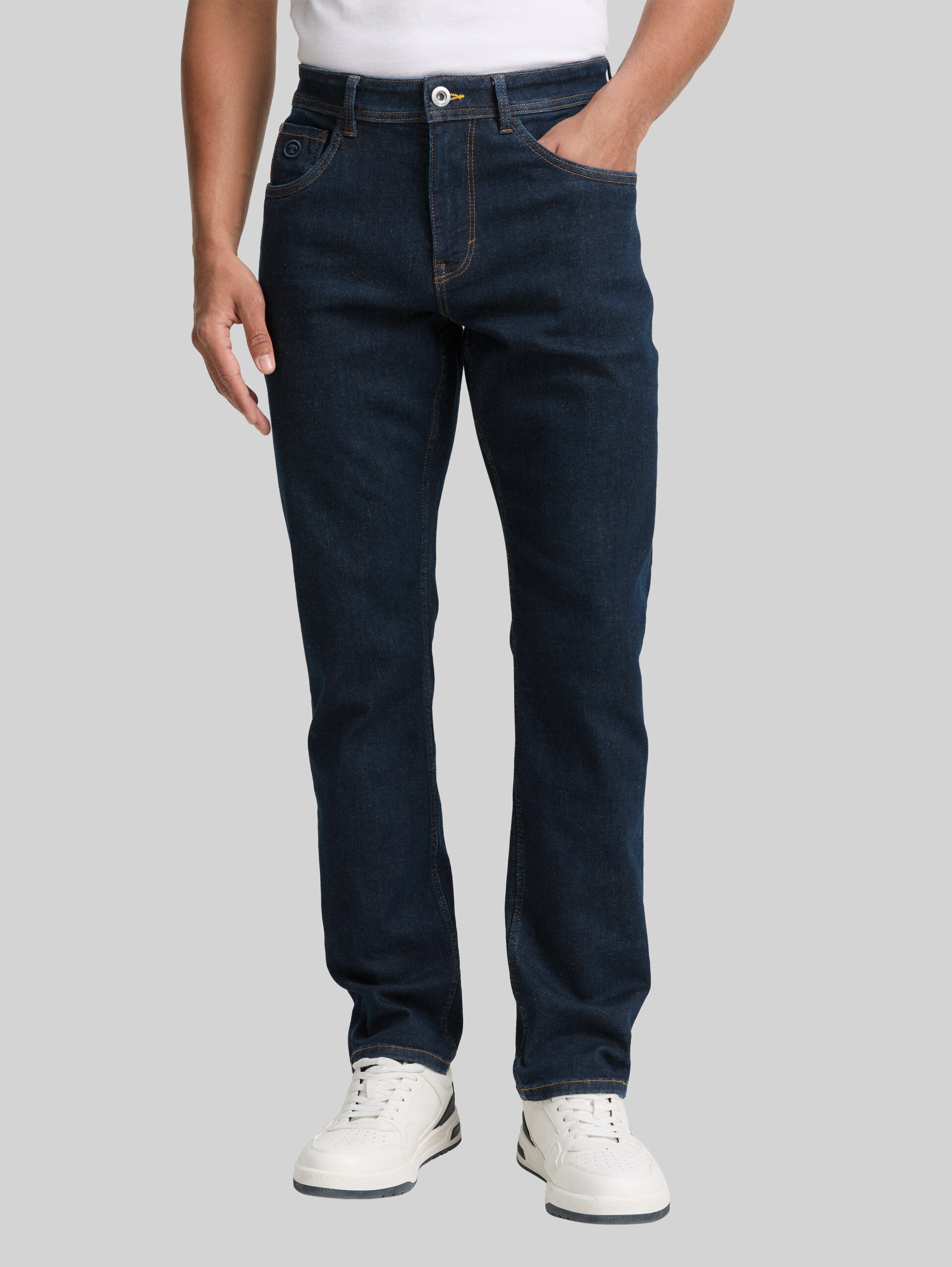 TTJOSH REGULAR SLIM Stretch jeans - Rinsed Blue Denim - Neckline model front view