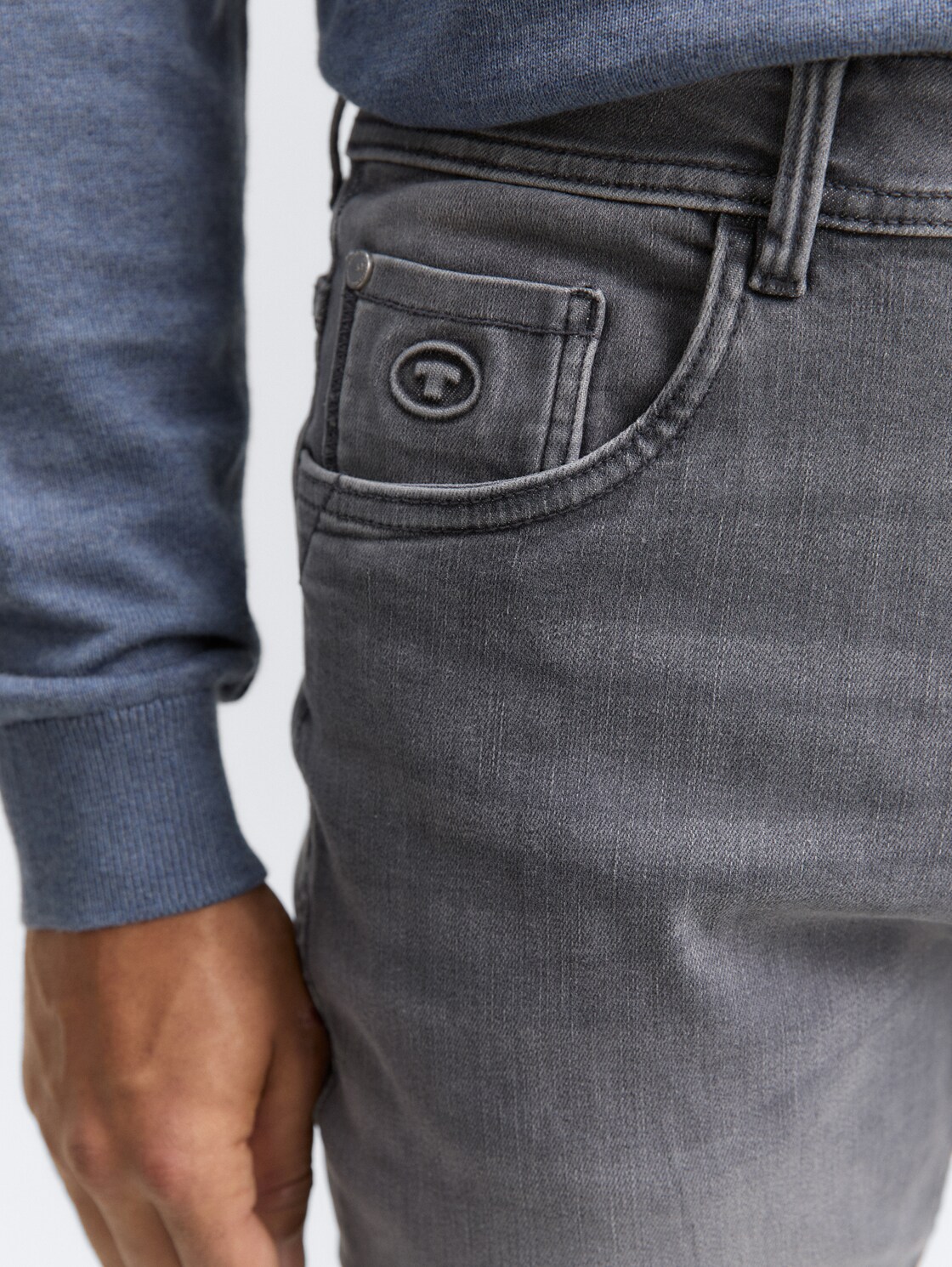 TTJOSH REGULAR SLIM Jeans mit Stretch - grey denim - Detail-Model-Ansicht