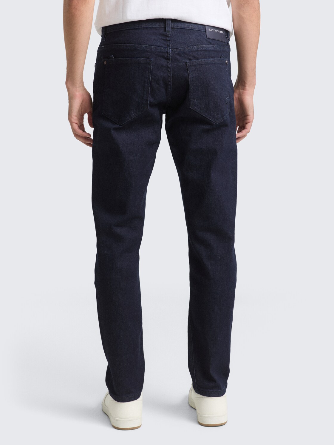 TTCURT TAPERED Jeans mit Stretch - Rinsed Blue Denim - Auschnitt Model-Rückansicht