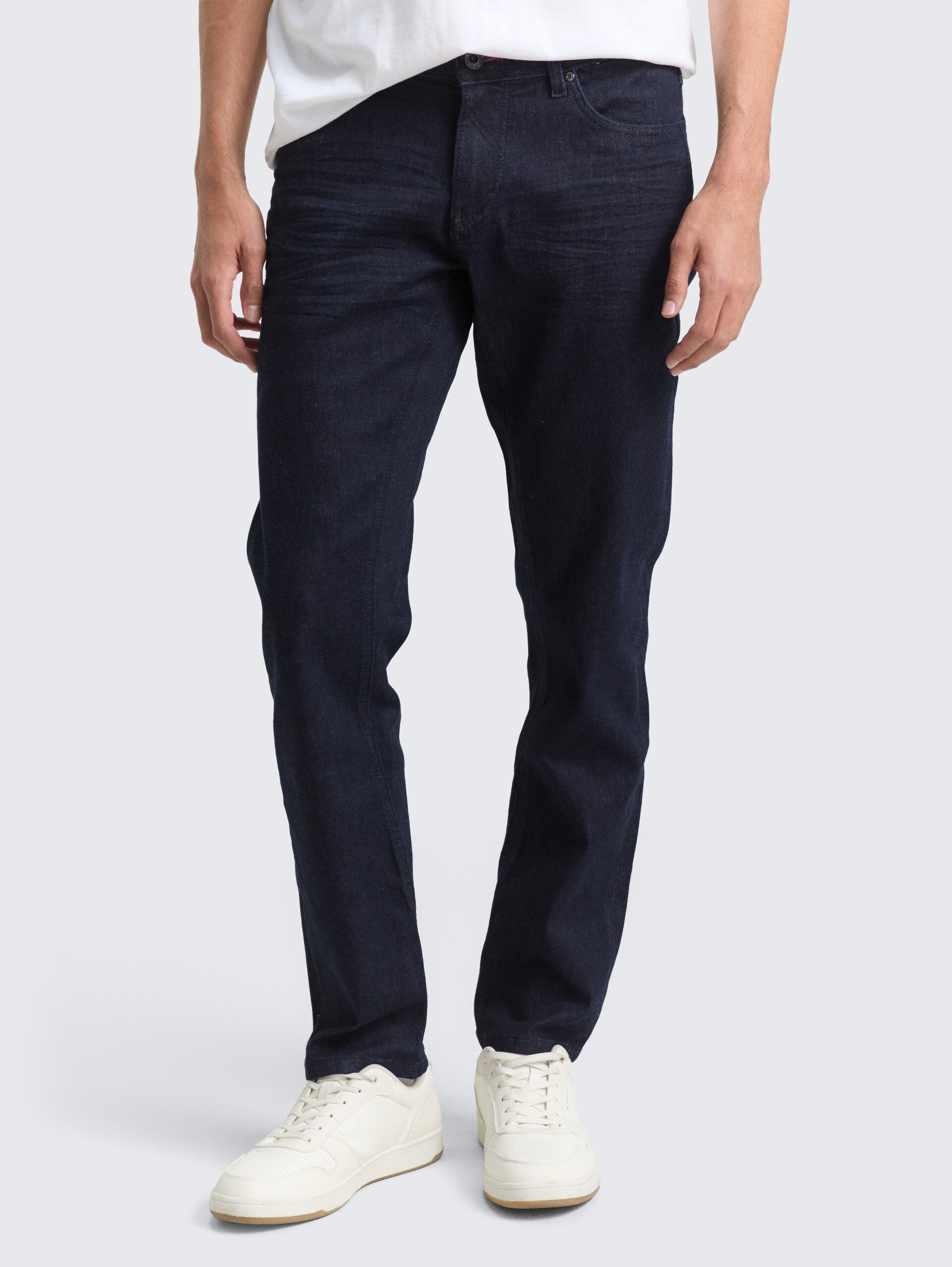 TTCURT TAPERED Jeans mit Stretch - Rinsed Blue Denim - Ausschnitt Model-Vorderansicht