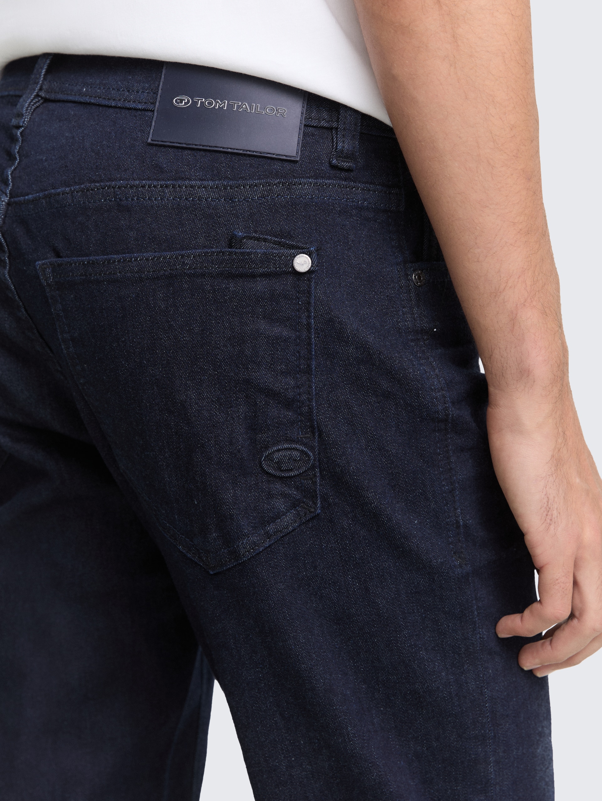 TTCURT TAPERED Jeans mit Stretch - Rinsed Blue Denim - Detail-Model-Ansicht