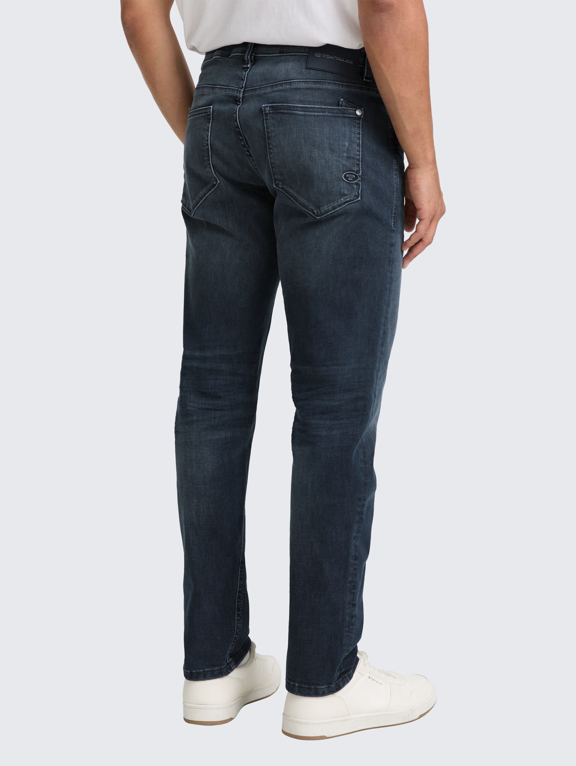 TTCURT TAPERED Jeans mit Stretch - blue black denim - Auschnitt Model-Rückansicht