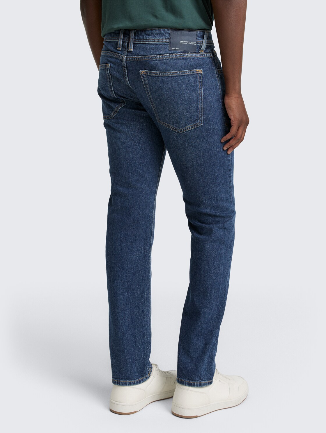 TTPIERS SLIM Jeans - Used Dark Stone Blue Denim - Auschnitt Model-Rückansicht