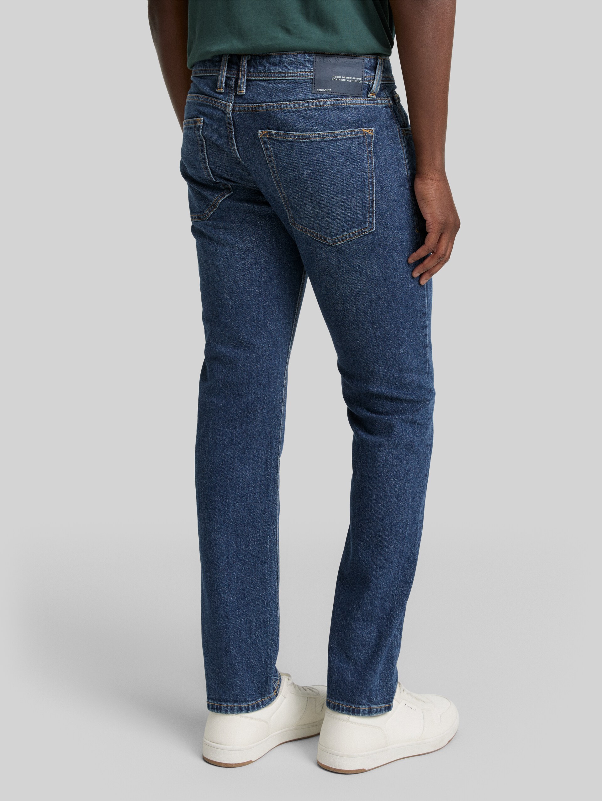 TTPIERS SLIM Jeans - Used Dark Stone Blue Denim - Neckline model-back view