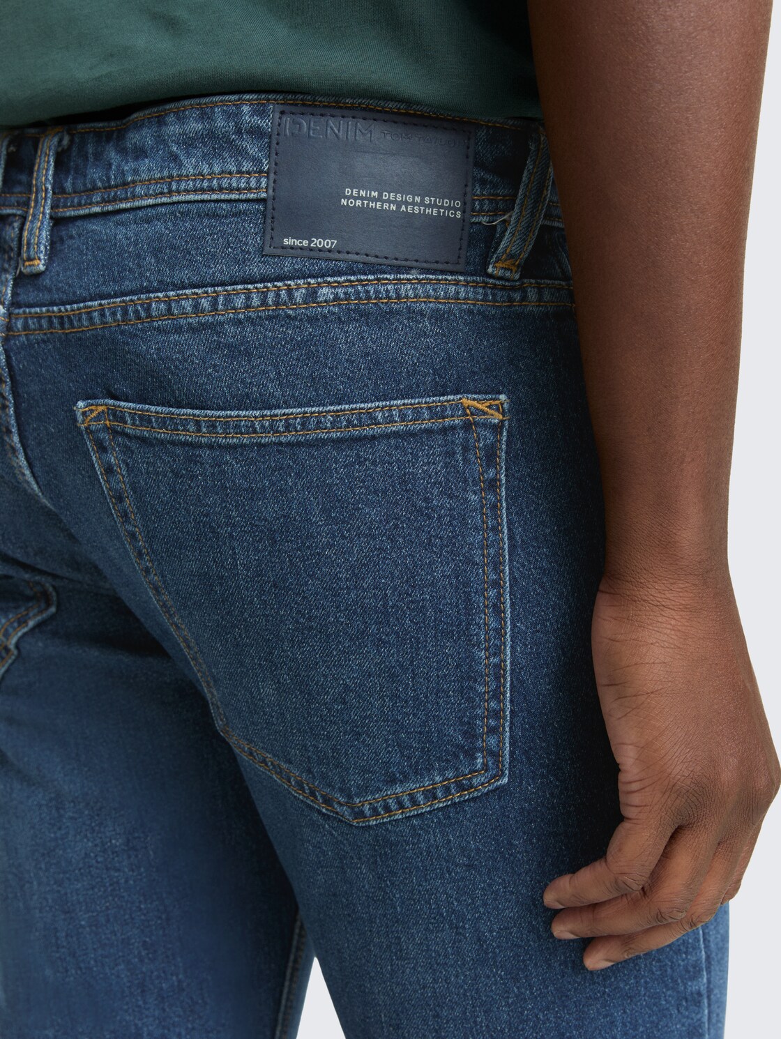 TTPIERS SLIM Jeans - Used Dark Stone Blue Denim - Detail-Model-Ansicht