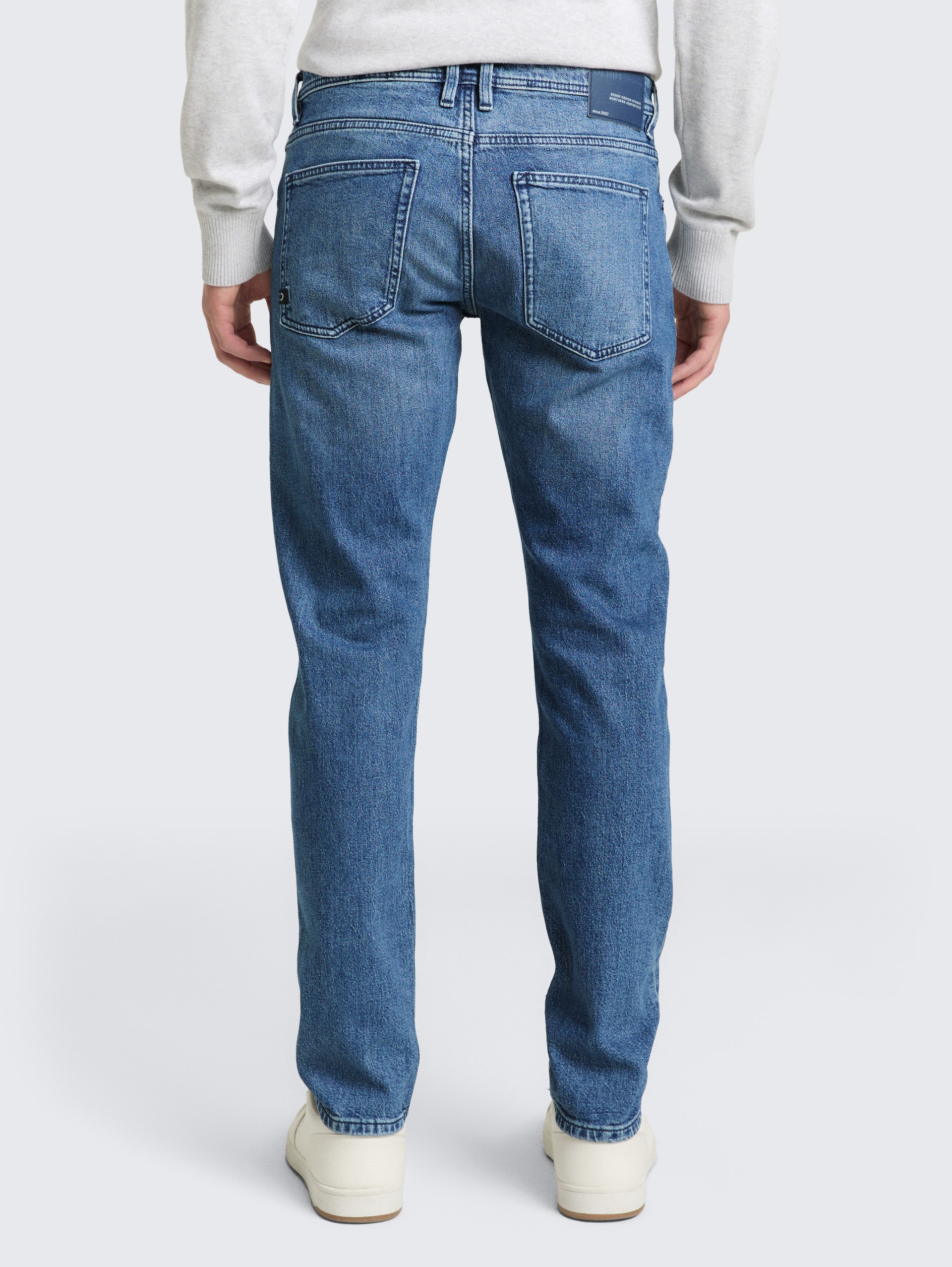 TTPIERS SLIM Jeans - Stone Blue Denim - Auschnitt Model-Rückansicht