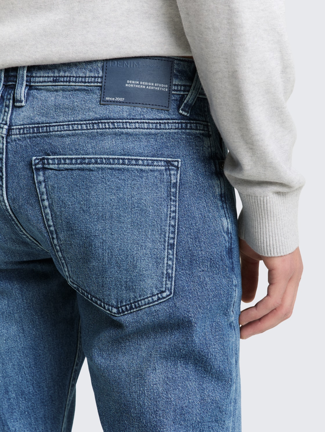 TTPIERS SLIM Jeans - Stone Blue Denim - Detail-Model-Ansicht