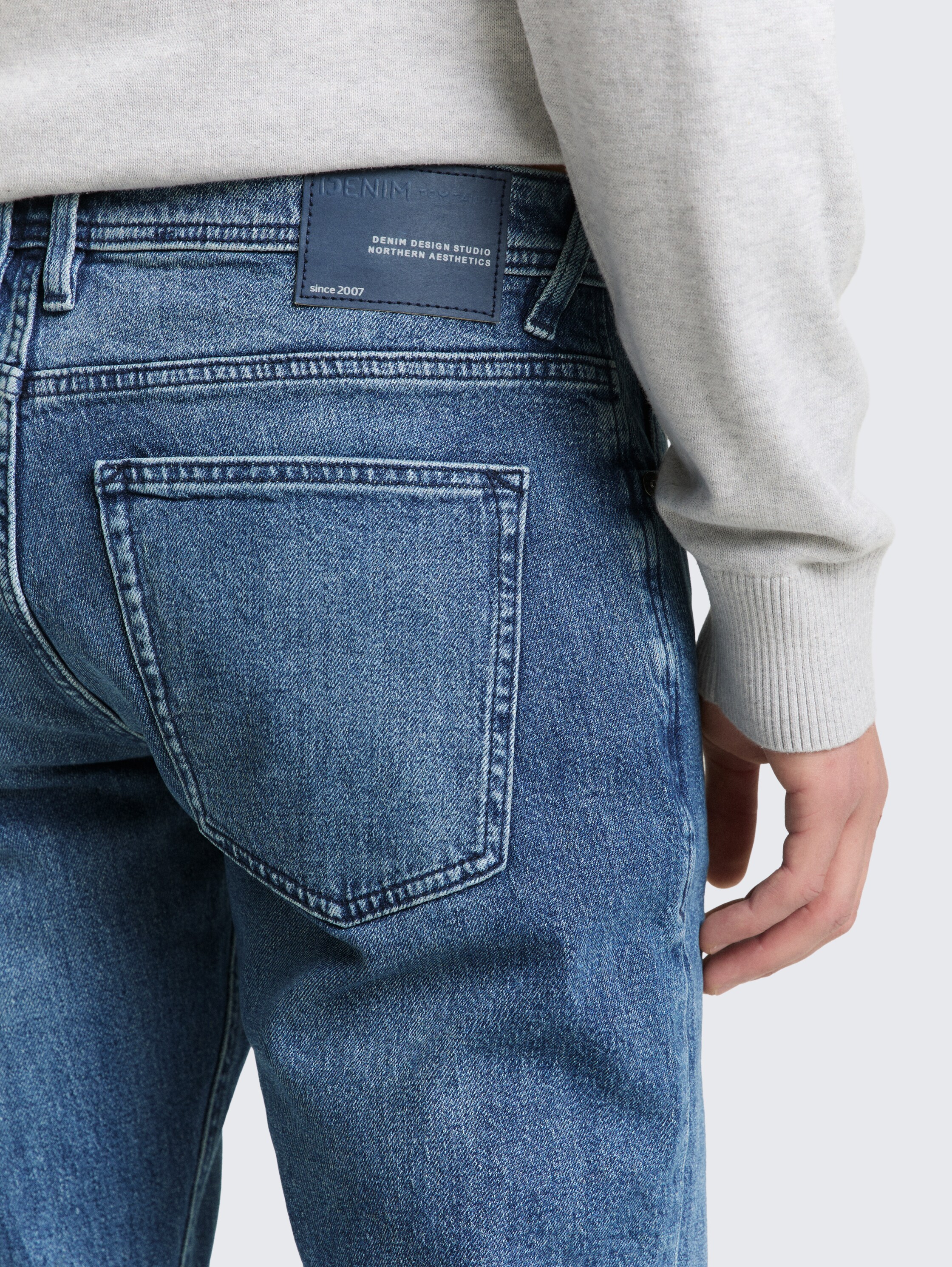 TTPIERS SLIM Jeans - Stone Blue Denim - Detail-Model-Ansicht